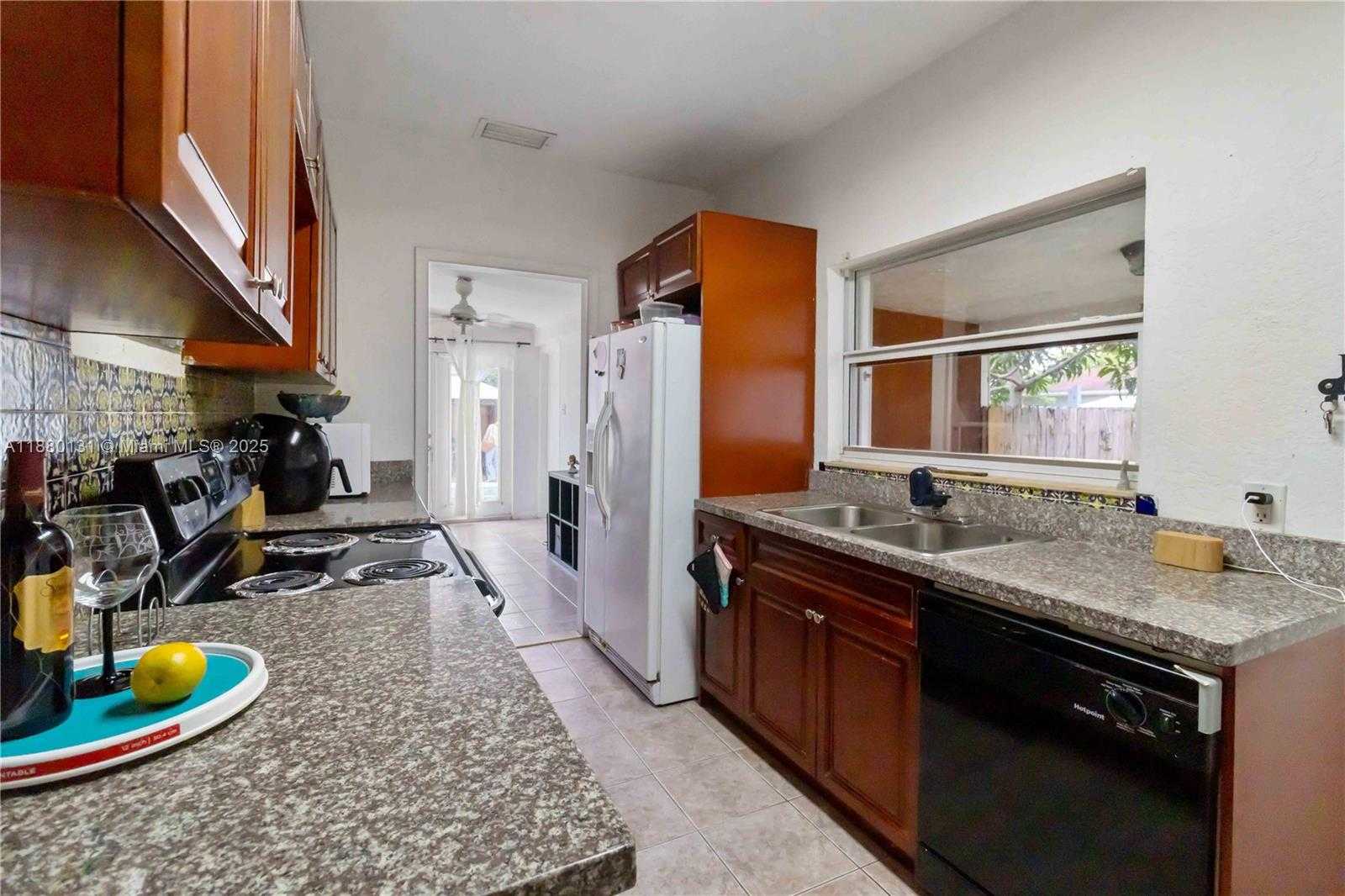 Small Image of 5740 LINCOLN ST, Hollywood Number 7