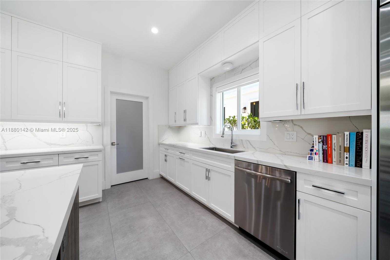 Small Image of 4181 BATTERSEA RD, Miami Number 11