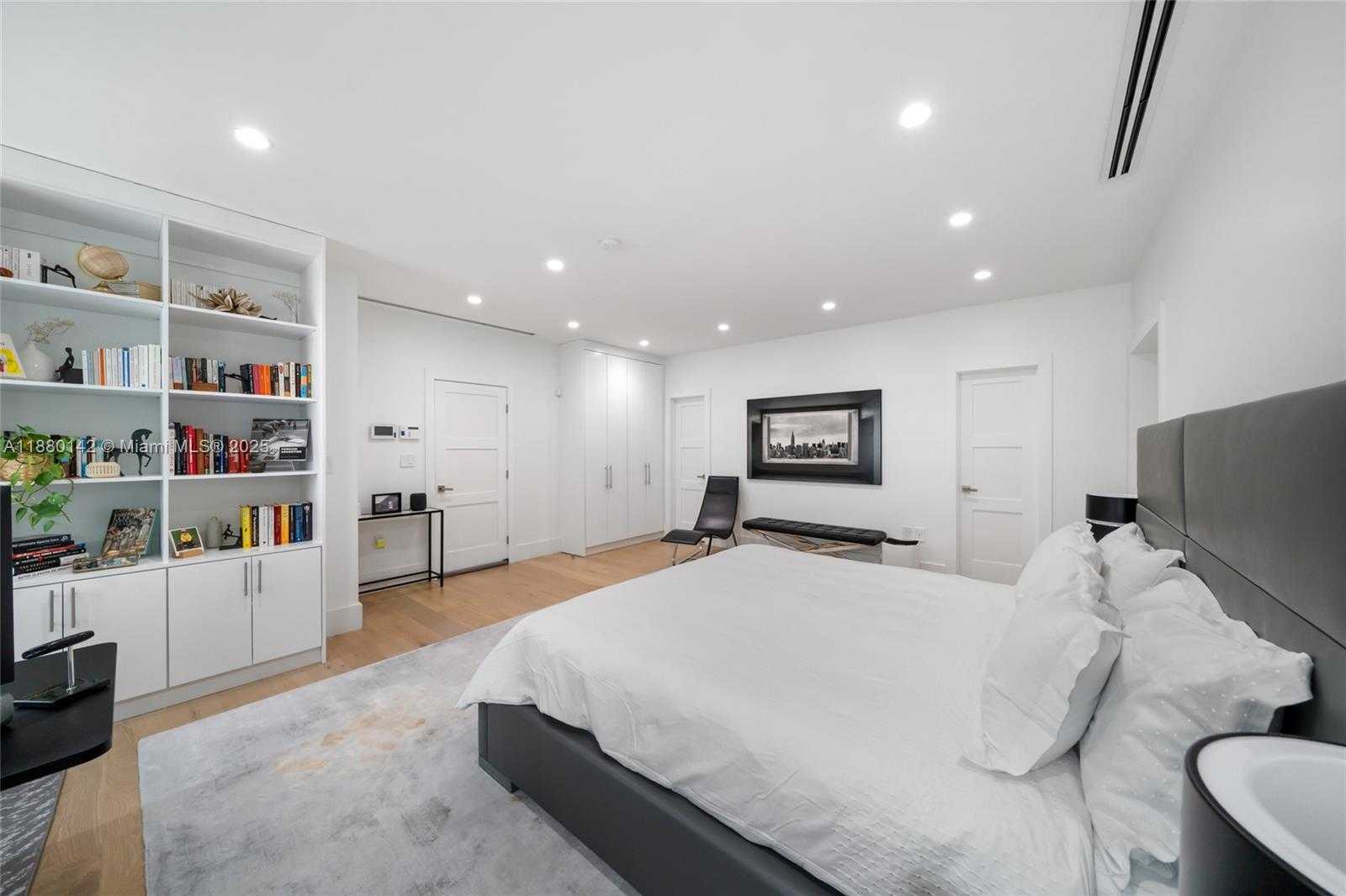 Small Image of 4181 BATTERSEA RD, Miami Number 15