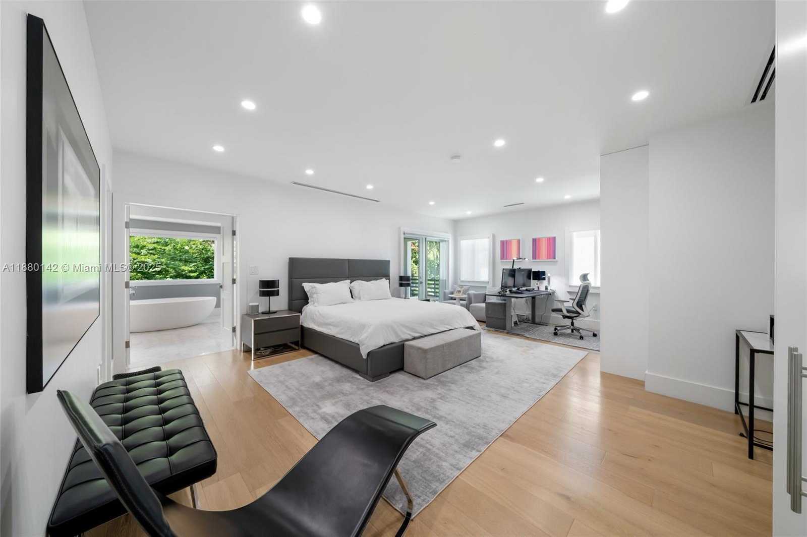 Small Image of 4181 BATTERSEA RD, Miami Number 17