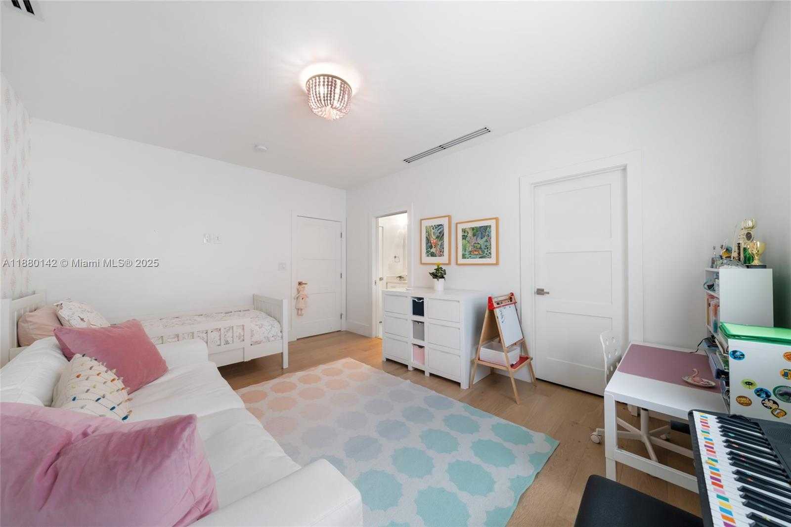 Small Image of 4181 BATTERSEA RD, Miami Number 24