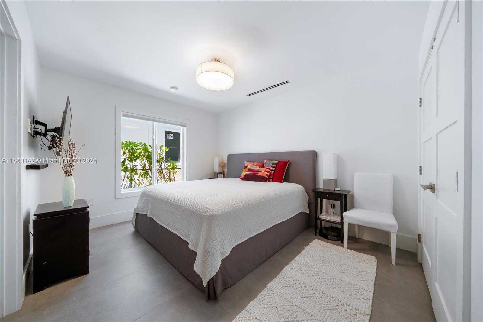 Small Image of 4181 BATTERSEA RD, Miami Number 34