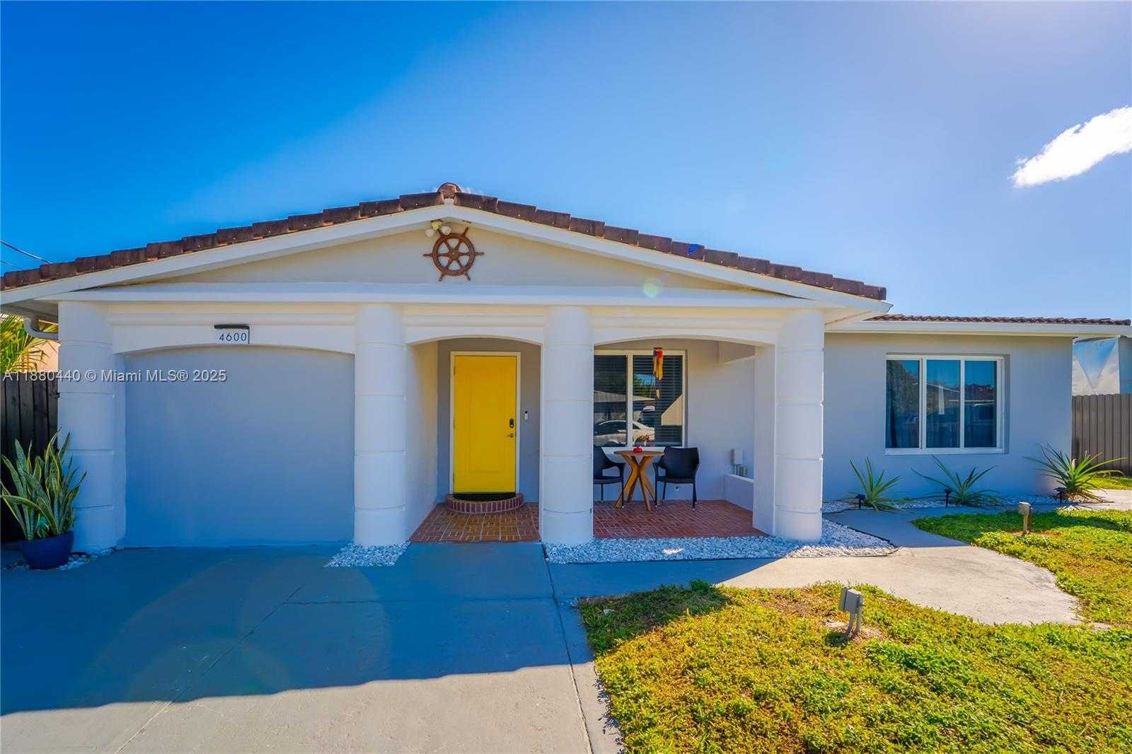 Small Image of 4600 SOUTH WEST 43RD AVE, Dania Beach Number 3