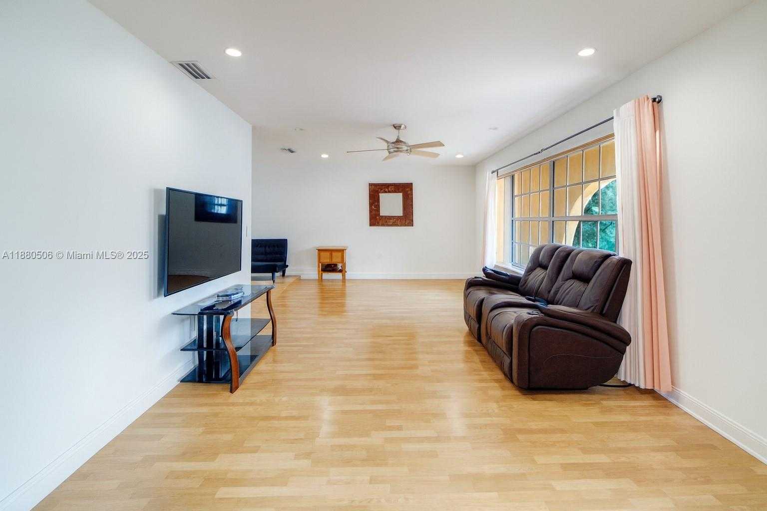 Small Image of 8930 NORTH WEST 11TH ST, Pembroke Pines Number 14