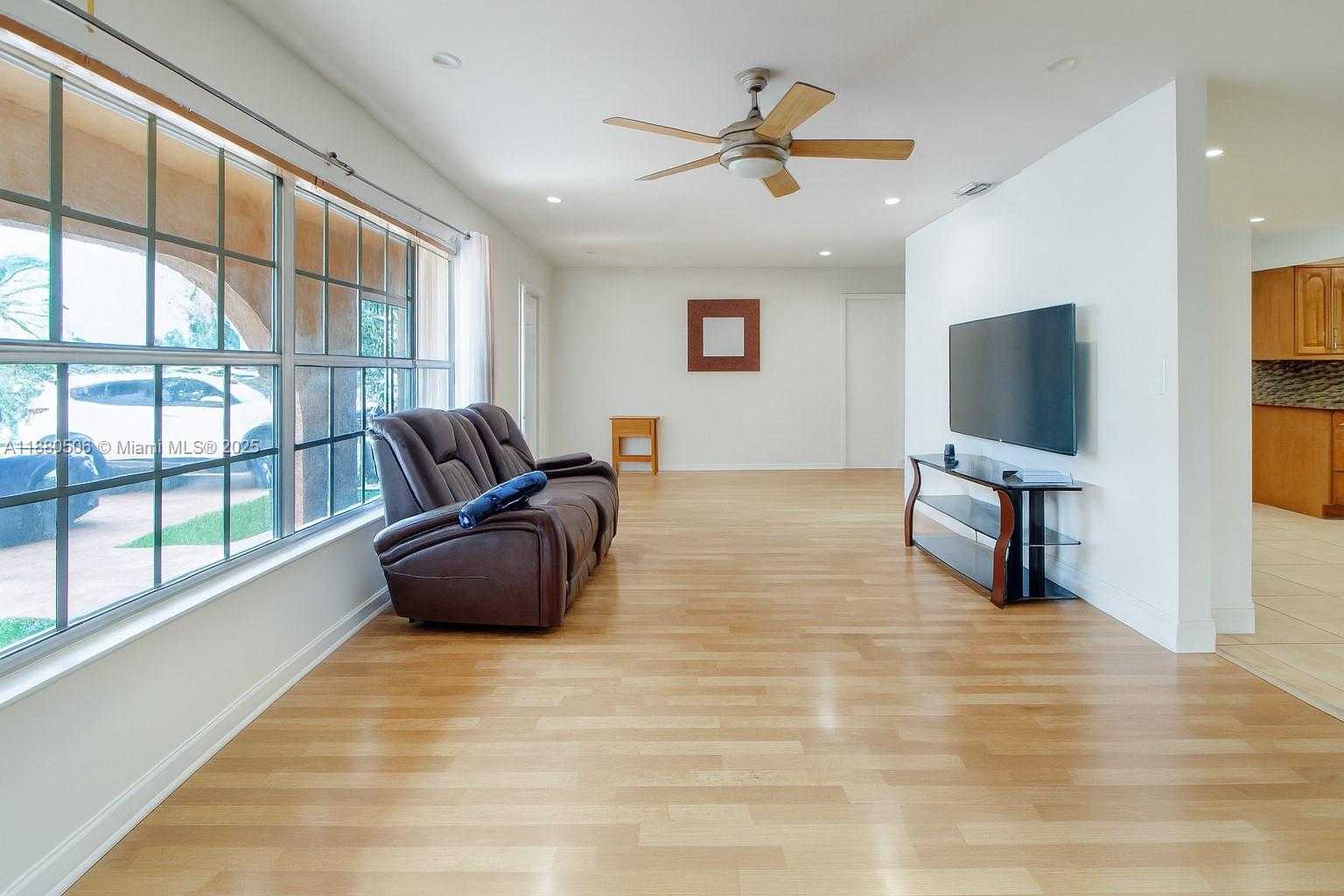 Small Image of 8930 NORTH WEST 11TH ST, Pembroke Pines Number 15