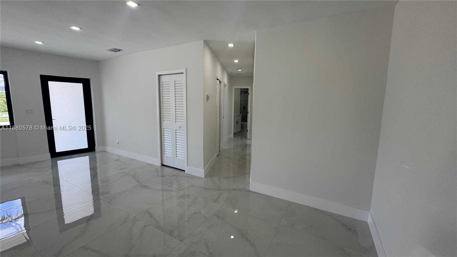 Small Image of 6320 NORTH WEST 113TH TER, Hialeah Number 4