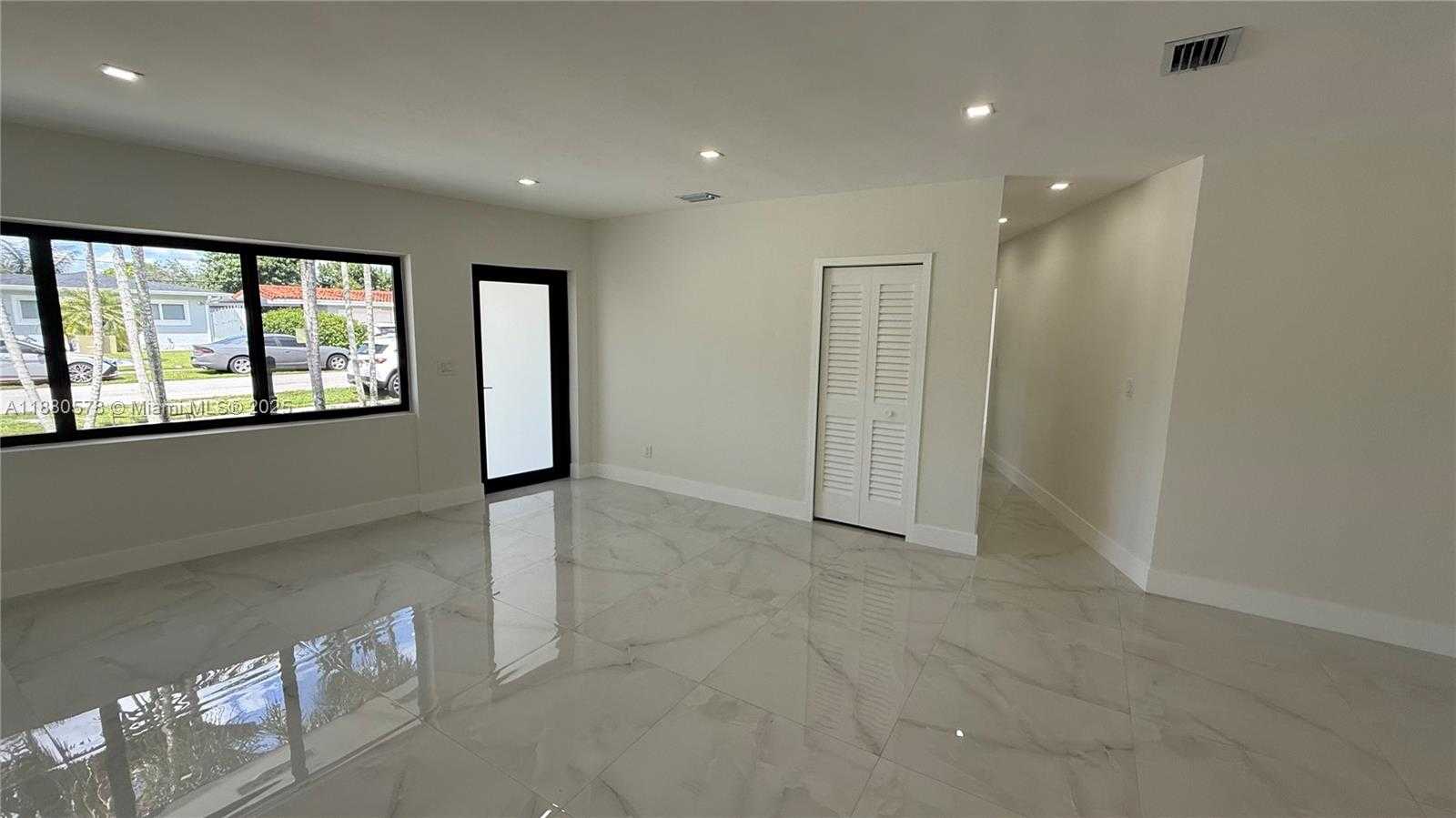 Small Image of 6320 NORTH WEST 113TH TER, Hialeah Number 8