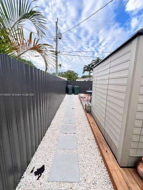 Small Image of 281 LAFAYETTE DR, Miami Springs Number 10
