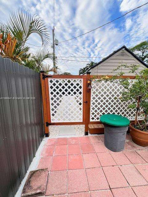 Small Image of 281 LAFAYETTE DR, Miami Springs Number 11