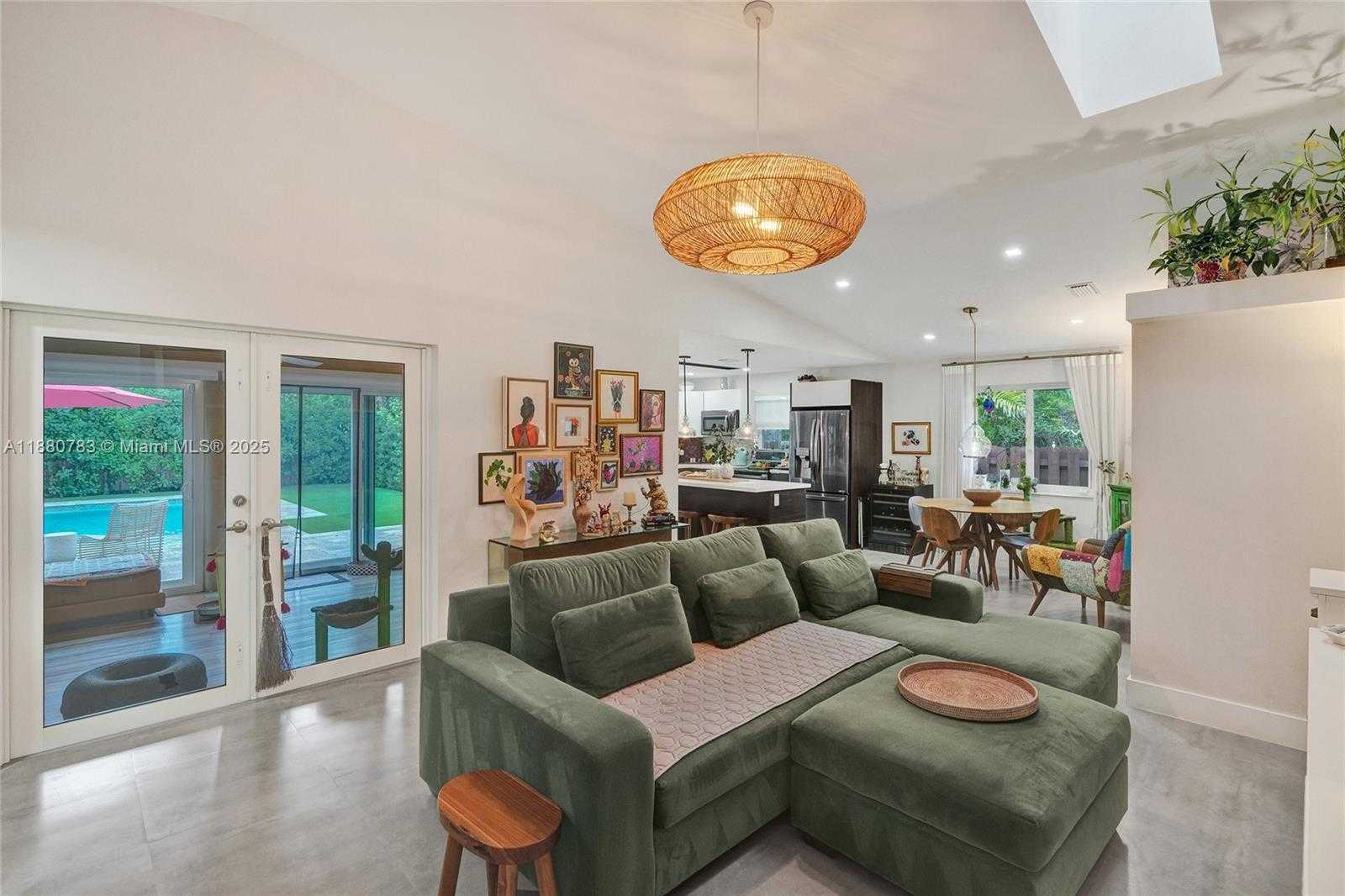 Small Image of 910 SOUTH WEST 23RD RD, Miami Number 26
