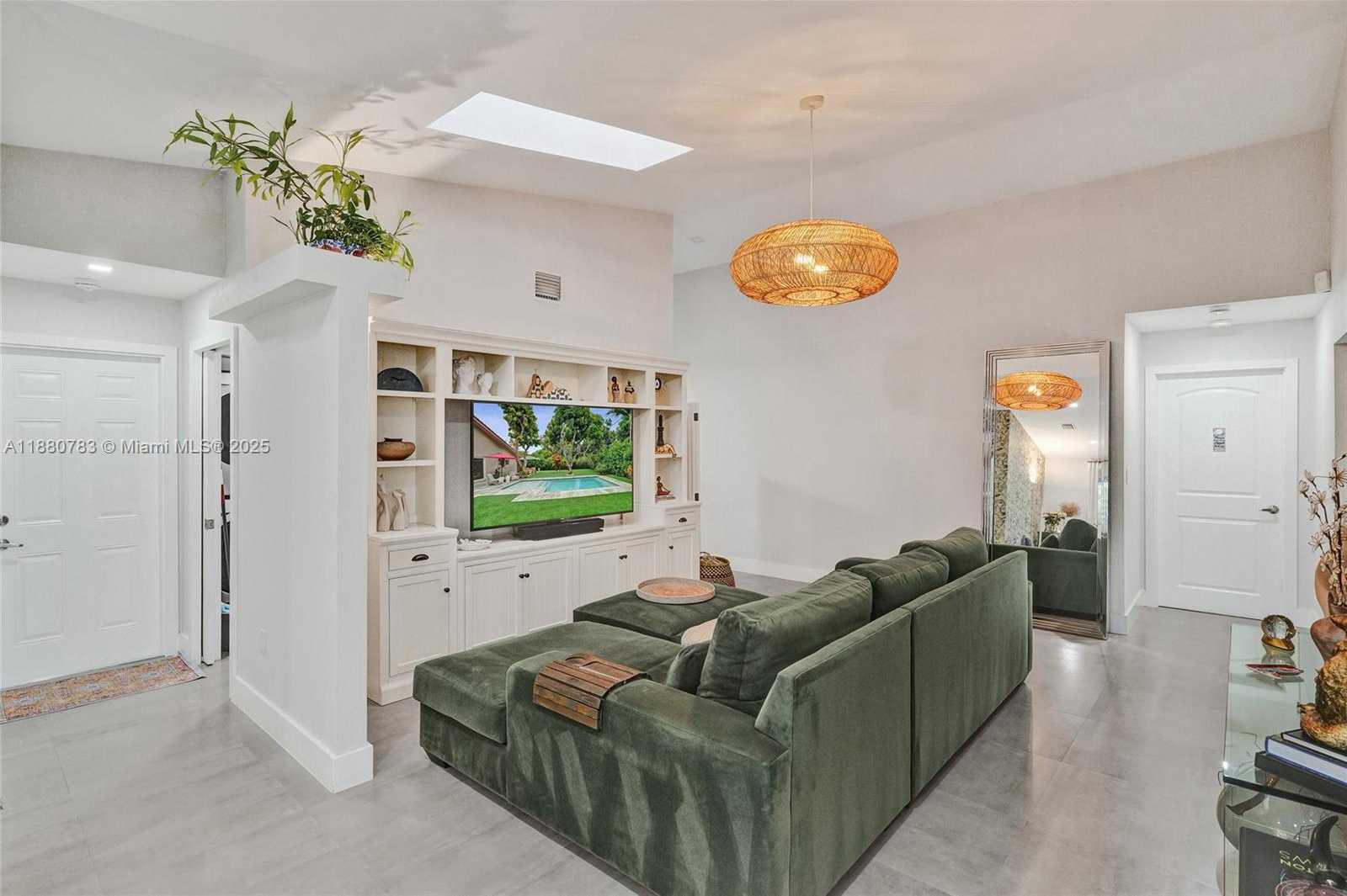Small Image of 910 SOUTH WEST 23RD RD, Miami Number 28