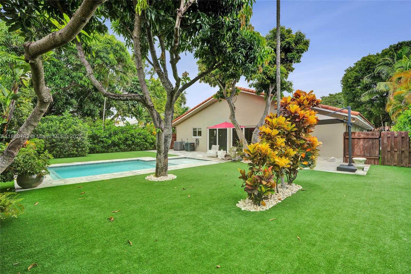 Small Image of 910 SOUTH WEST 23RD RD, Miami Number 3