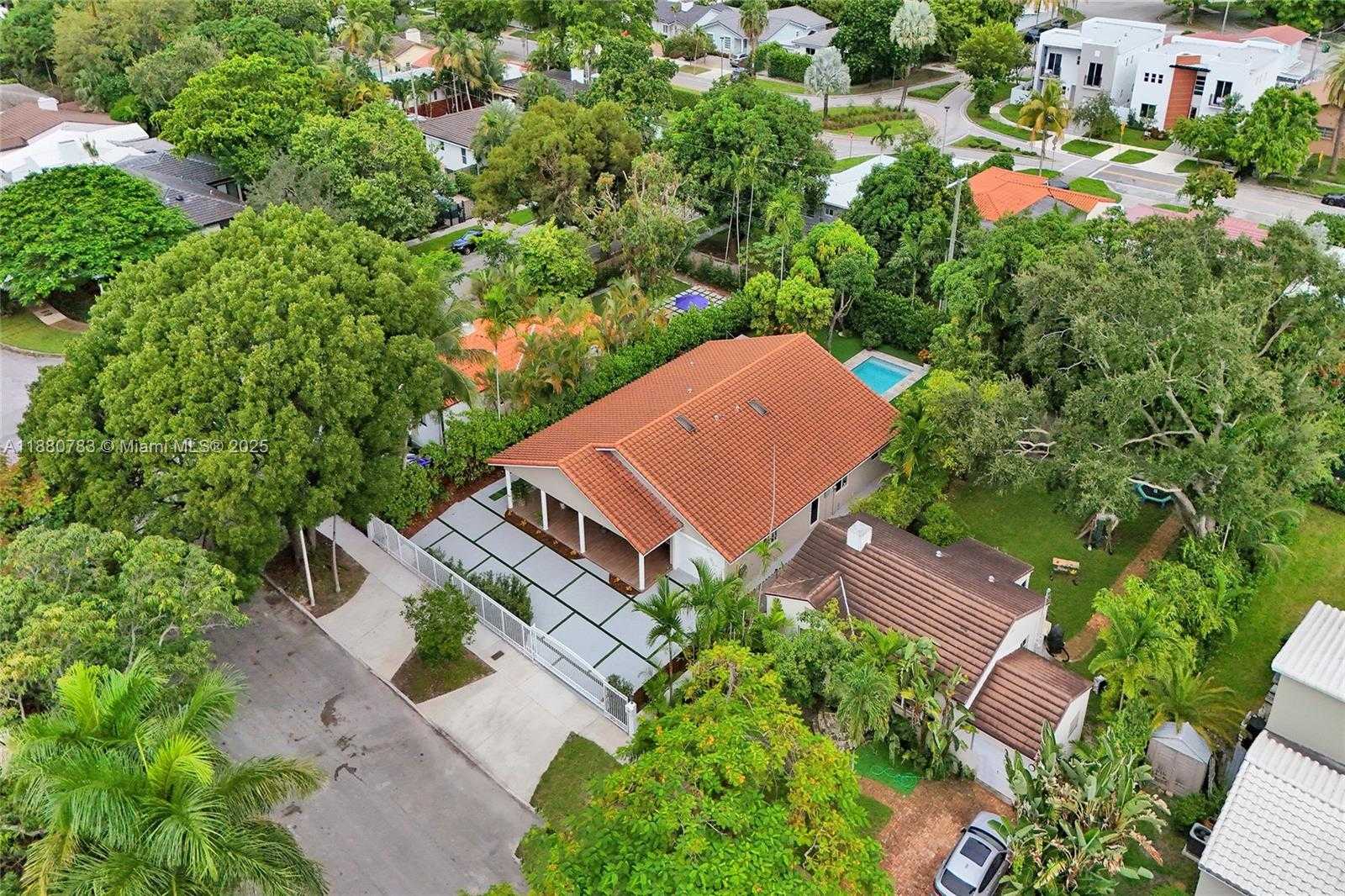 Small Image of 910 SOUTH WEST 23RD RD, Miami Number 59