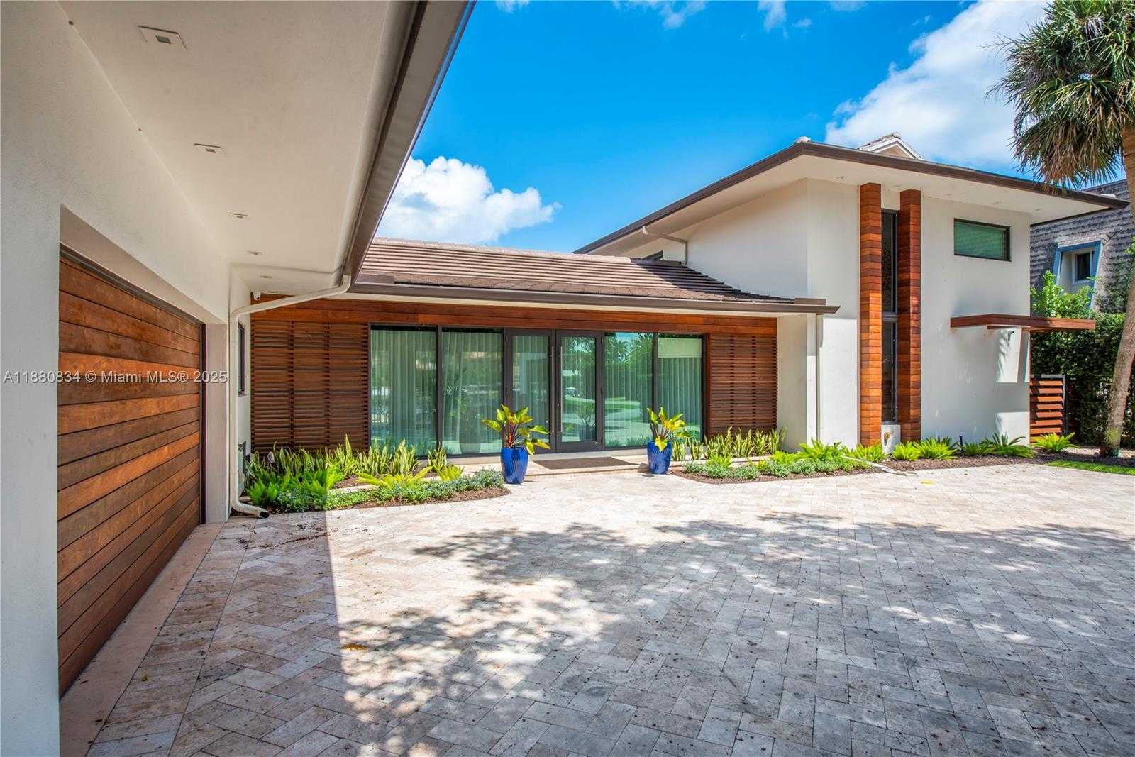 Small Image of 1025 DIPLOMAT PARKWAY, Hollywood Number 18