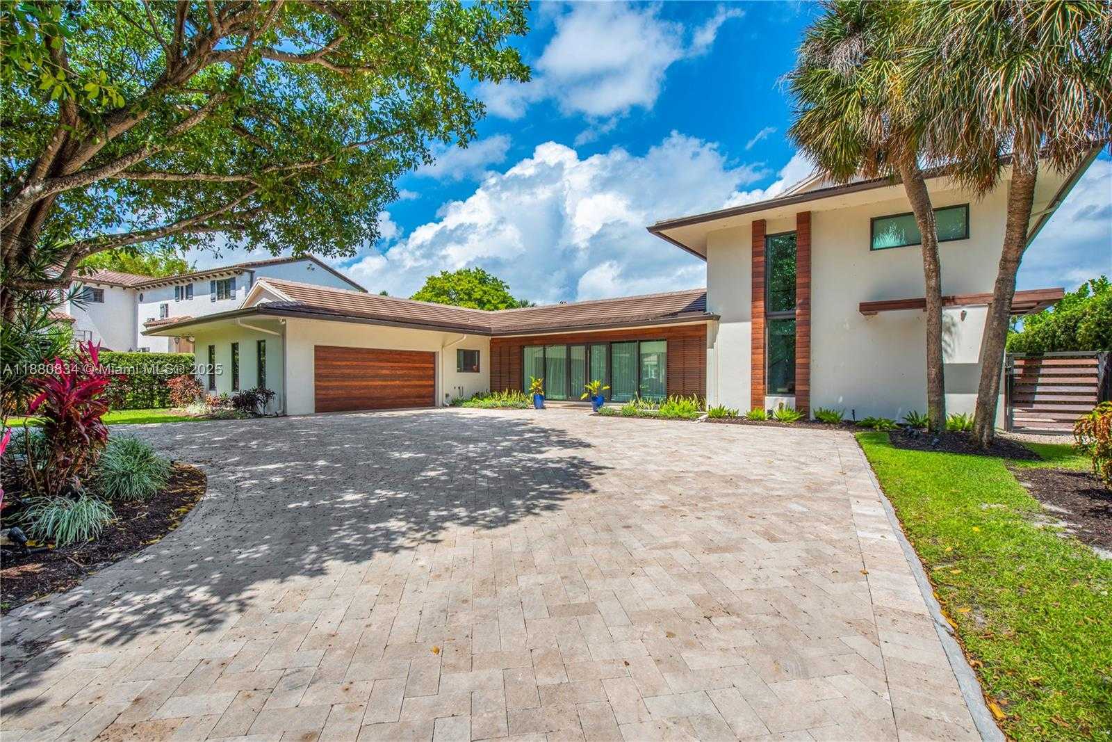 Small Image of 1025 DIPLOMAT PARKWAY, Hollywood Number 24