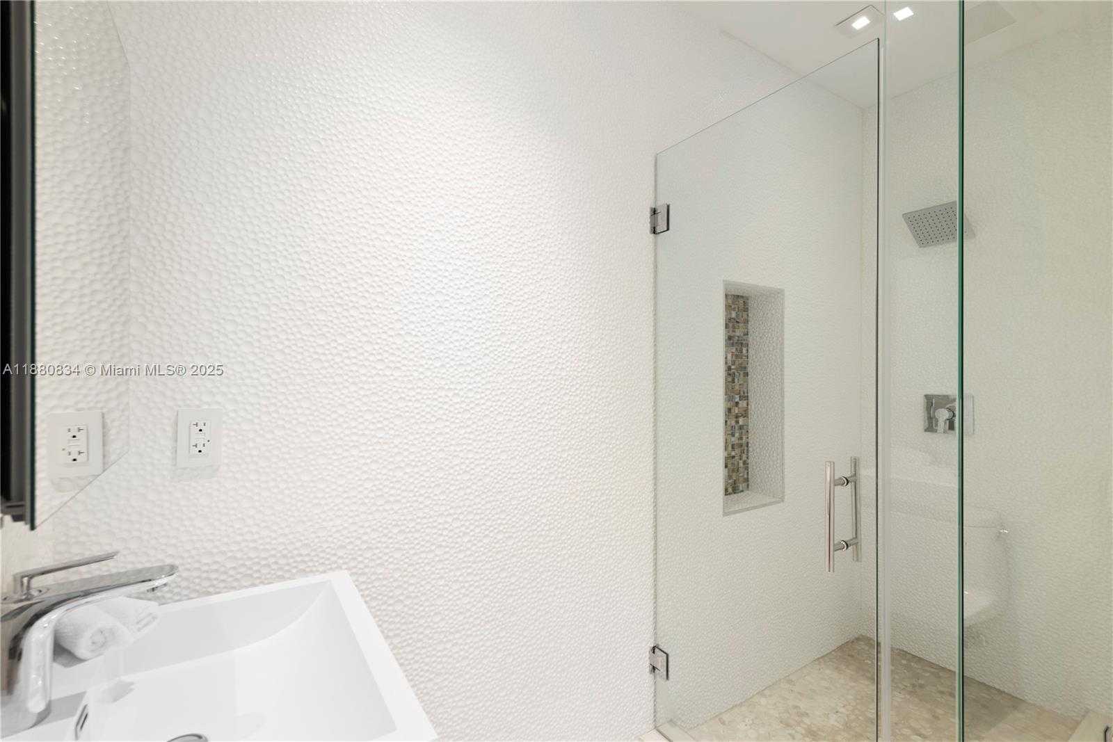 Small Image of 1025 DIPLOMAT PARKWAY, Hollywood Number 25
