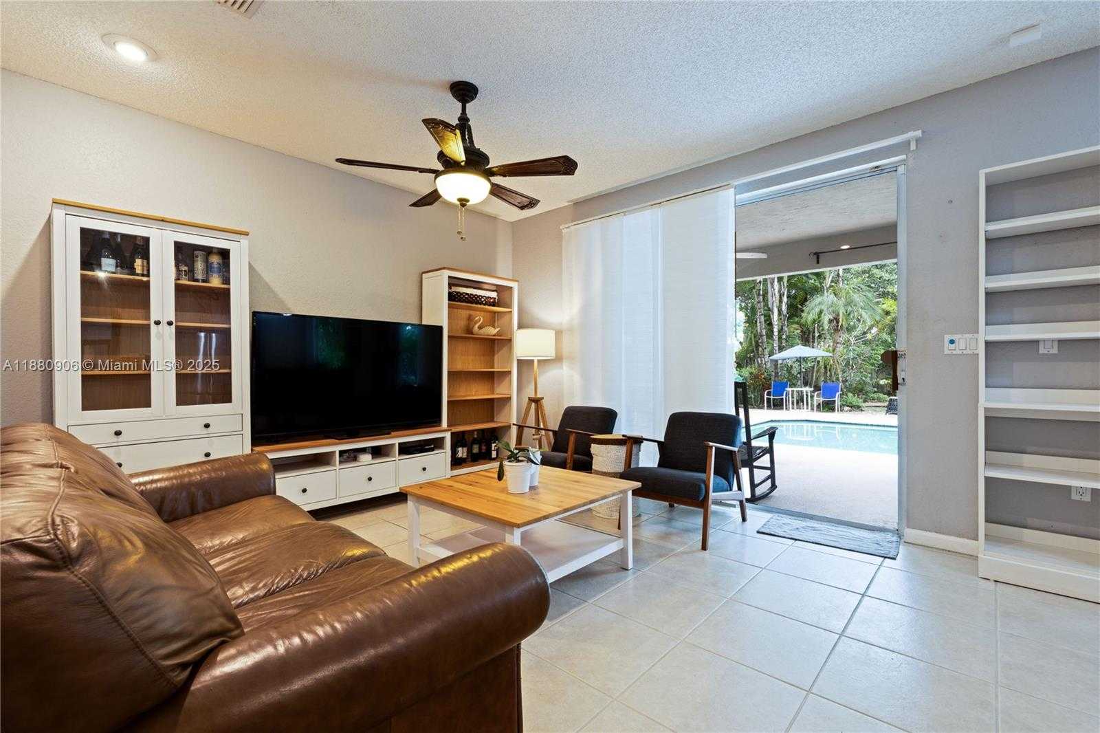 Small Image of 13704 SOUTH GARDEN COVE CIR, Davie Number 11