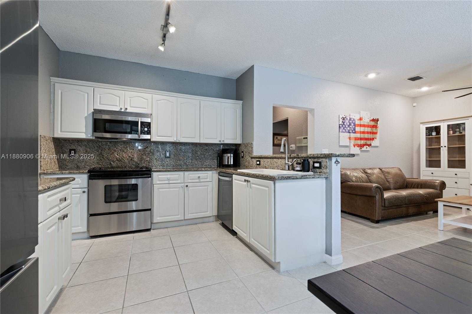 Small Image of 13704 SOUTH GARDEN COVE CIR, Davie Number 13