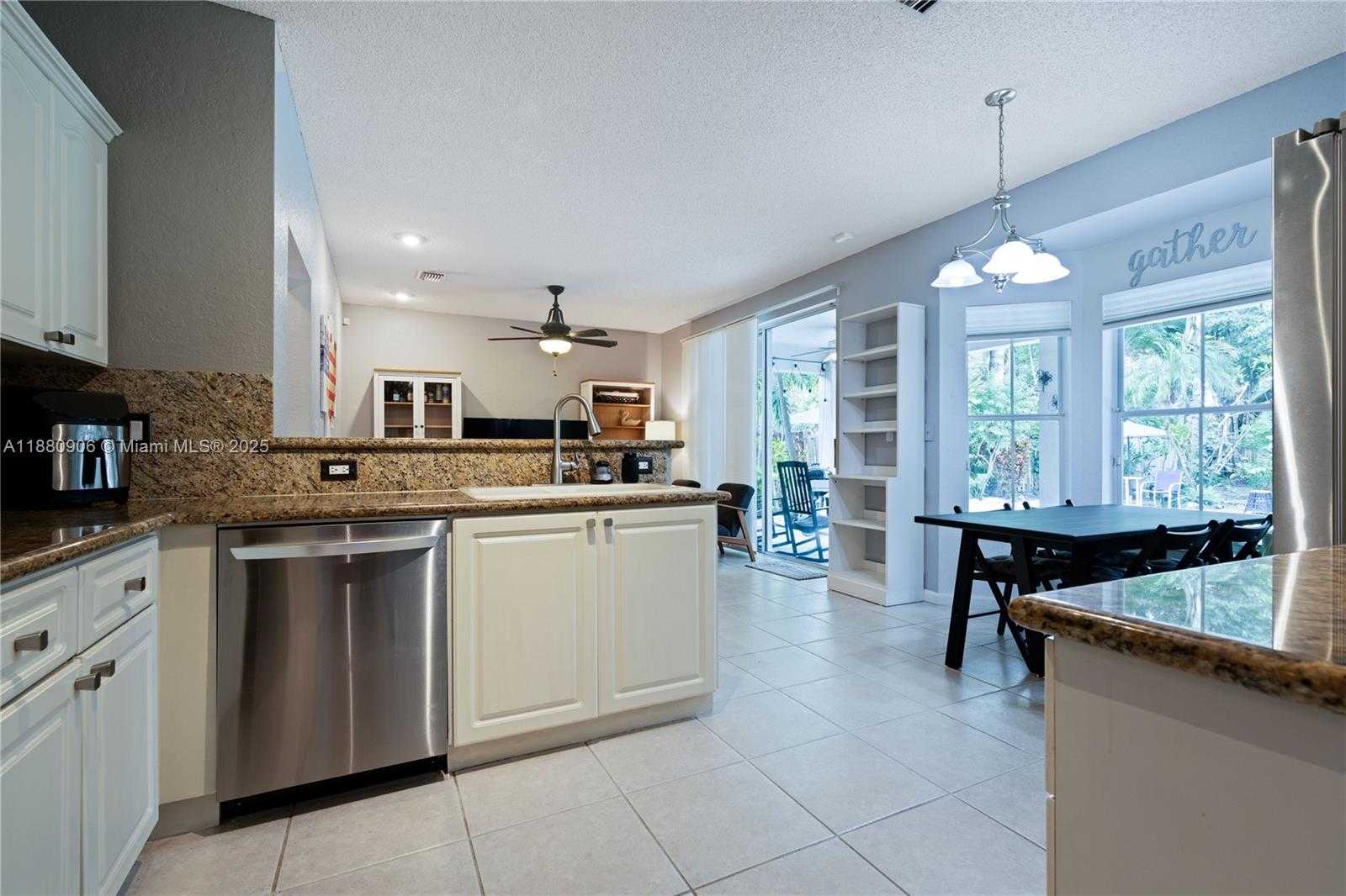 Small Image of 13704 SOUTH GARDEN COVE CIR, Davie Number 14