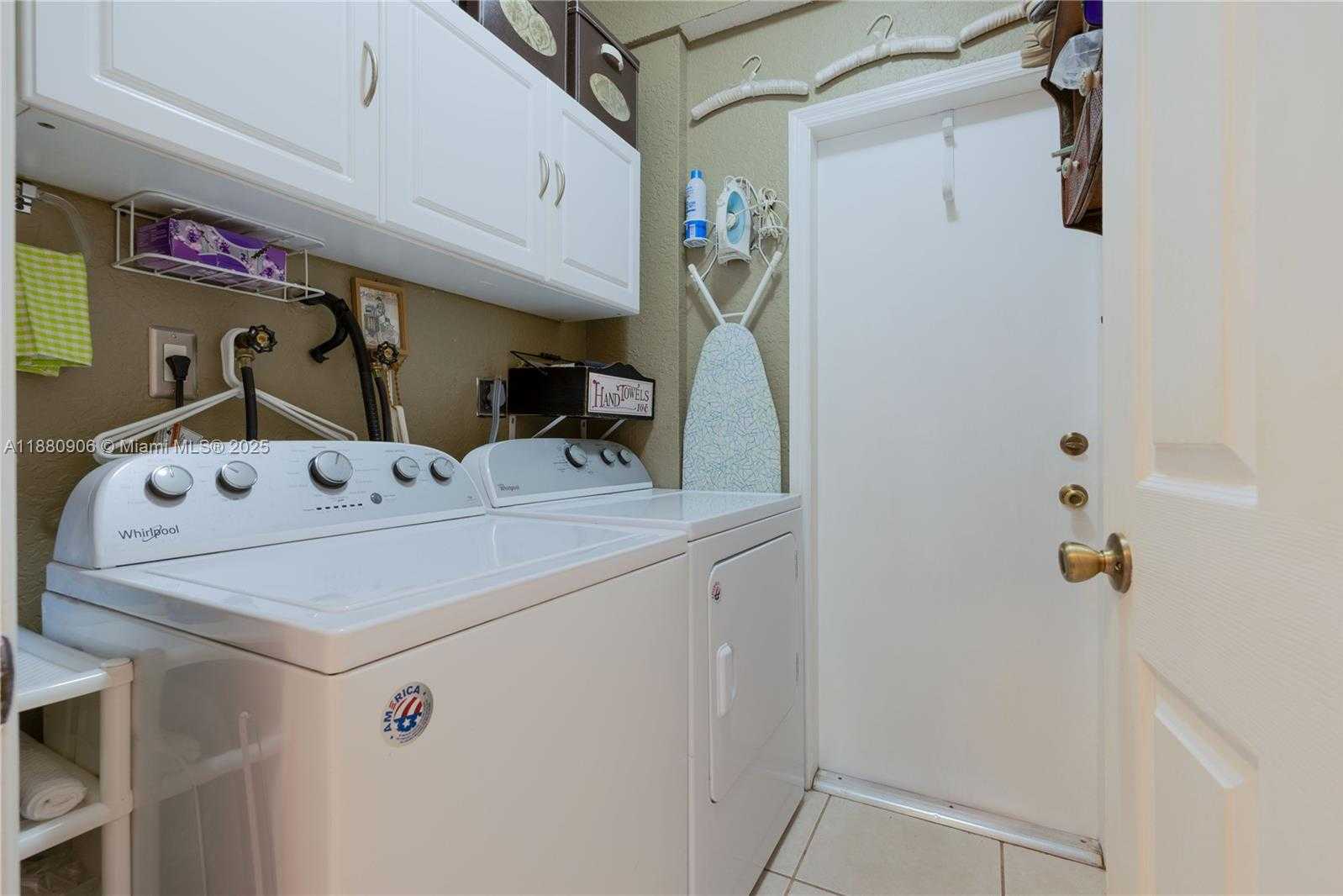 Small Image of 13704 SOUTH GARDEN COVE CIR, Davie Number 15