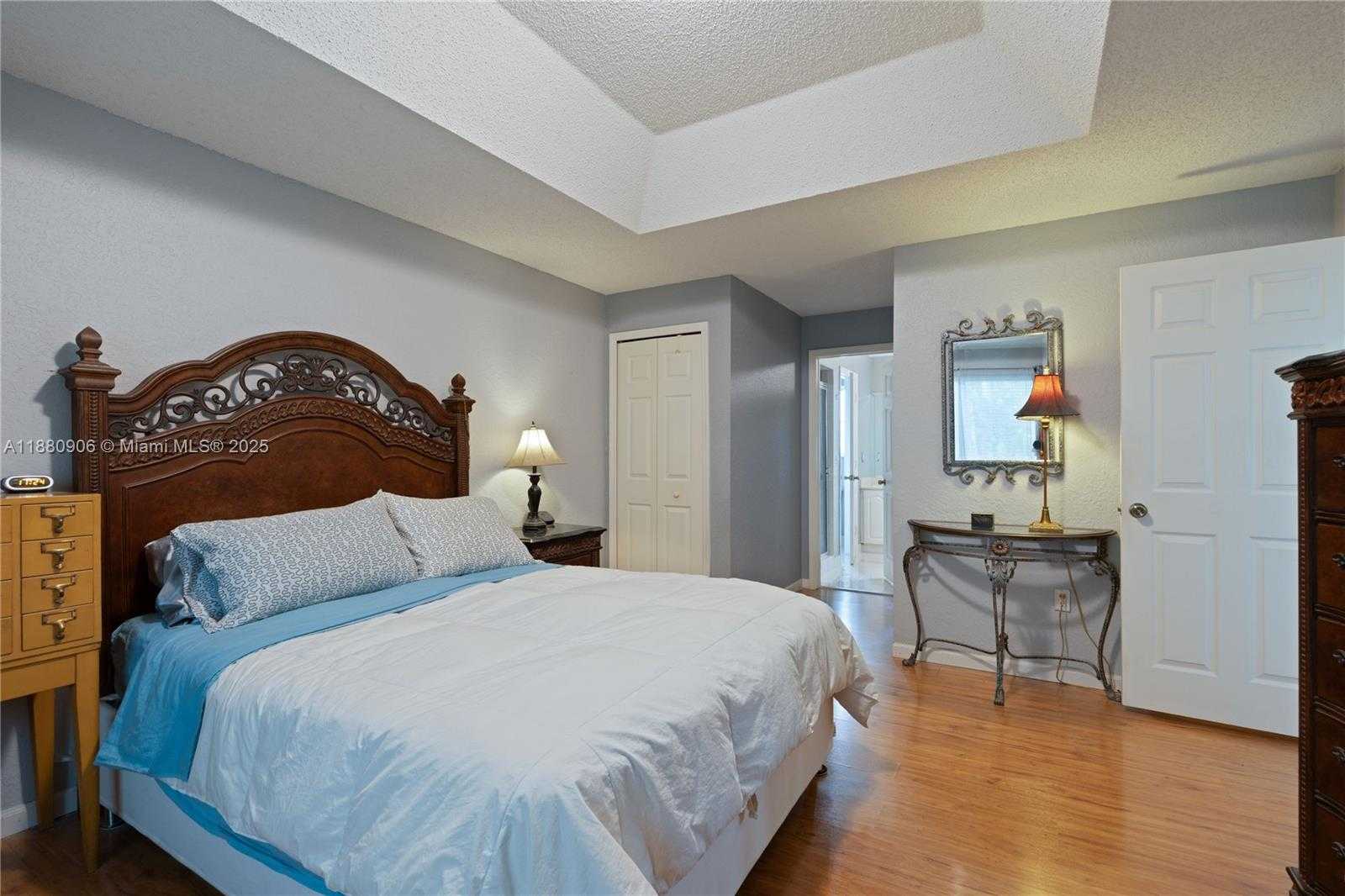 Small Image of 13704 SOUTH GARDEN COVE CIR, Davie Number 17