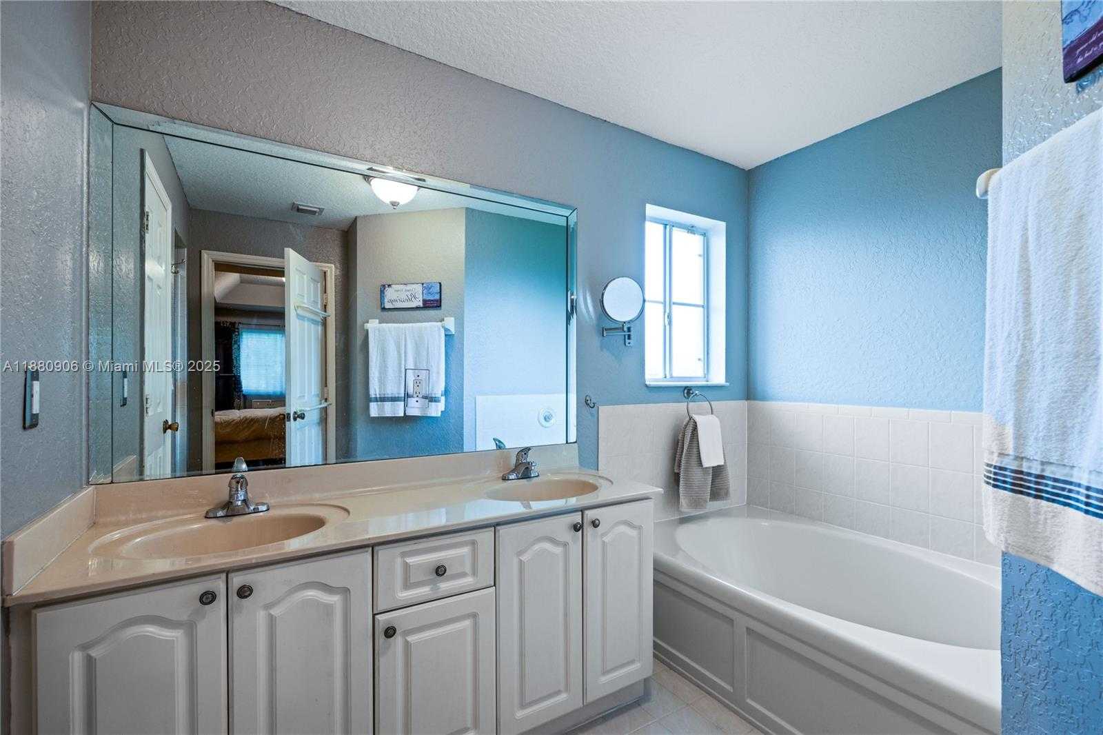 Small Image of 13704 SOUTH GARDEN COVE CIR, Davie Number 18