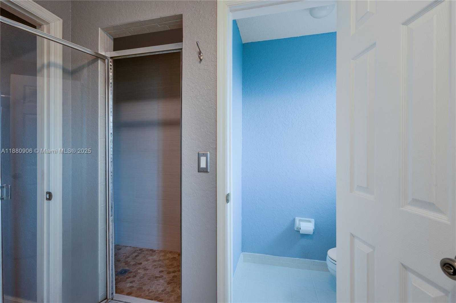 Small Image of 13704 SOUTH GARDEN COVE CIR, Davie Number 19