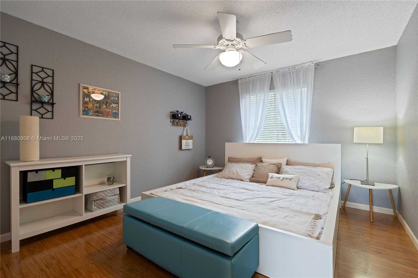 Small Image of 13704 SOUTH GARDEN COVE CIR, Davie Number 22