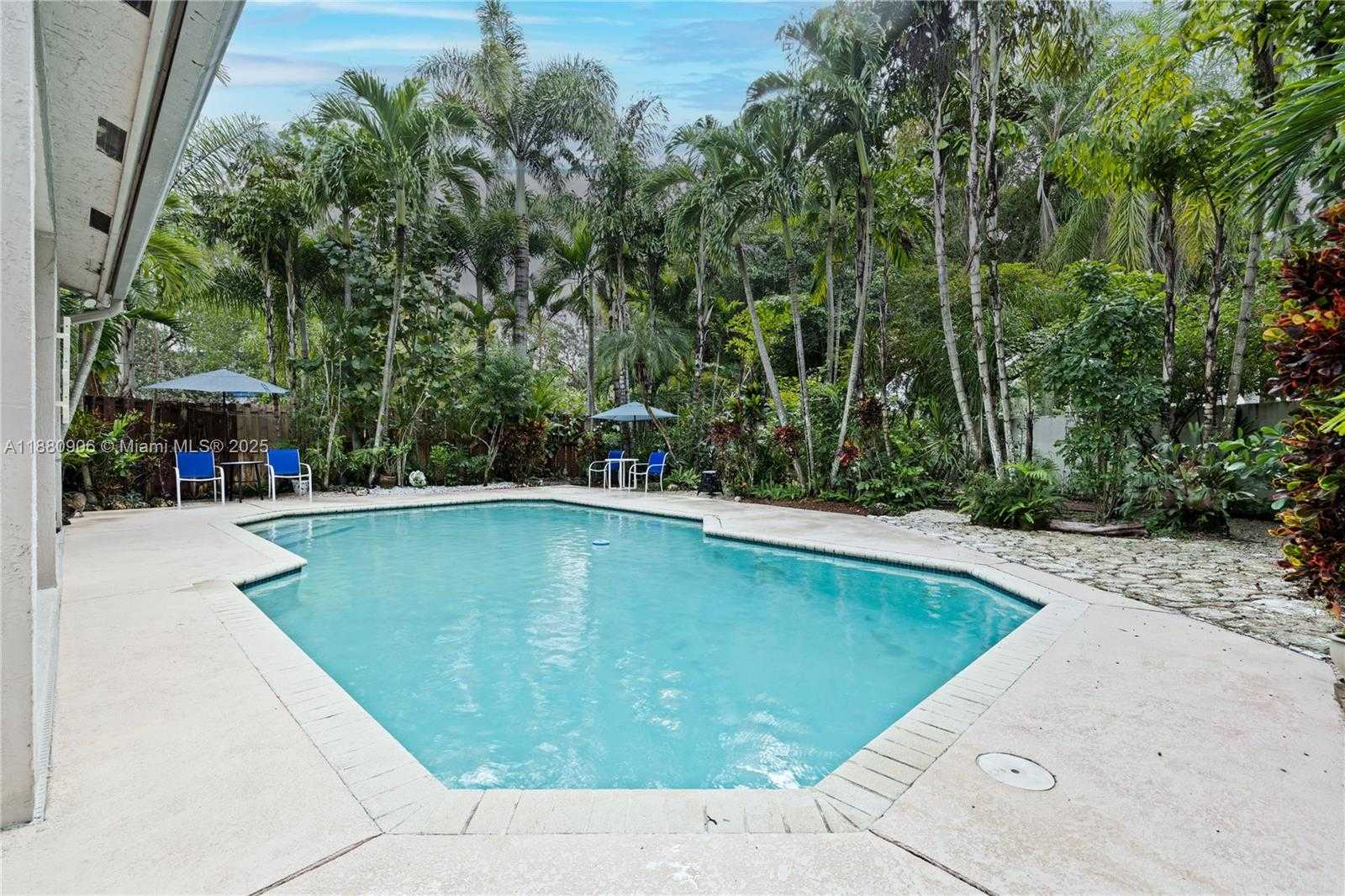 Small Image of 13704 SOUTH GARDEN COVE CIR, Davie Number 27