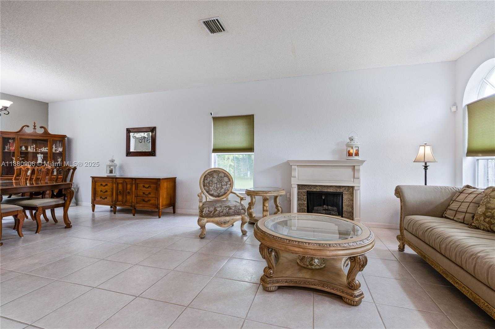 Small Image of 13704 SOUTH GARDEN COVE CIR, Davie Number 3