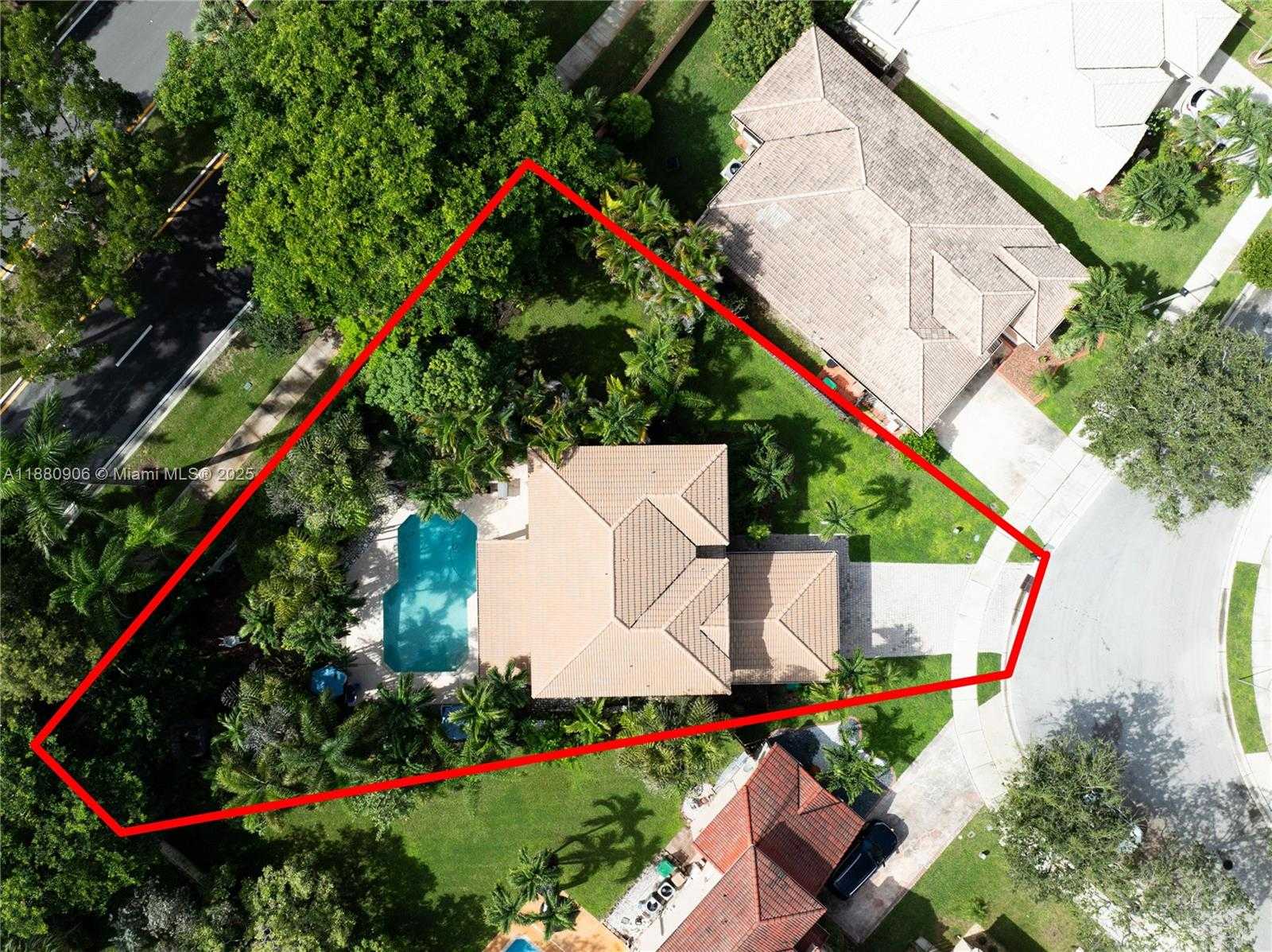 Small Image of 13704 SOUTH GARDEN COVE CIR, Davie Number 37