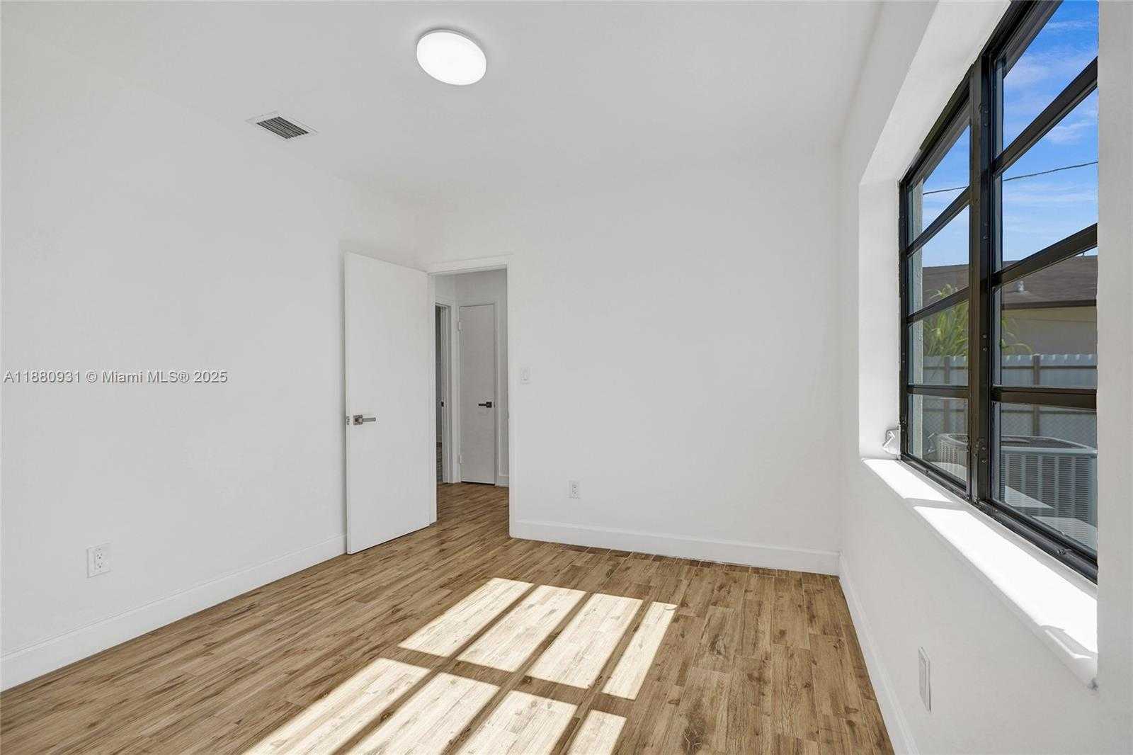 Small Image of 4631 EAST 8TH CT, Hialeah Number 36