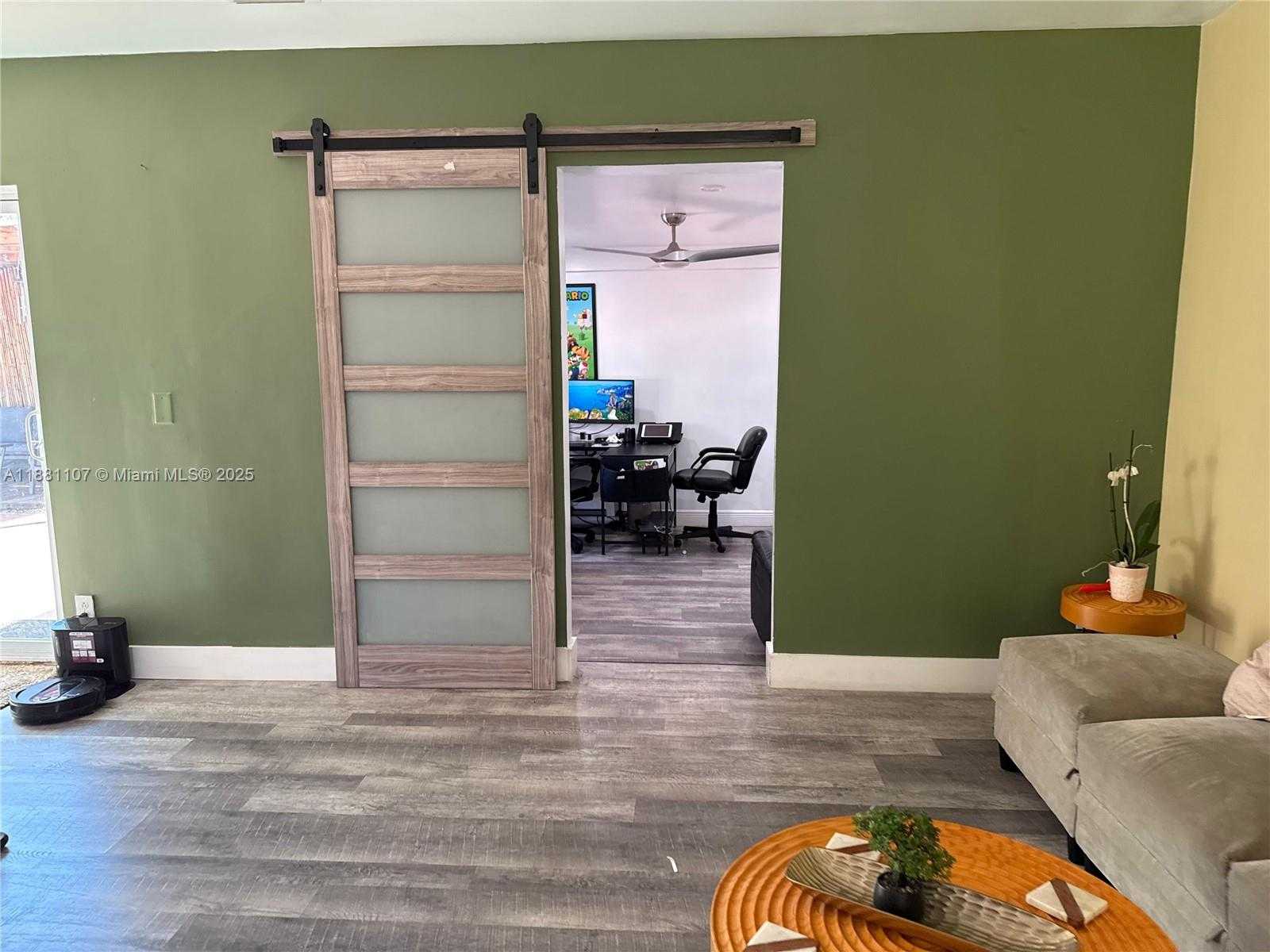 Small Image of Miami Gardens Number 15