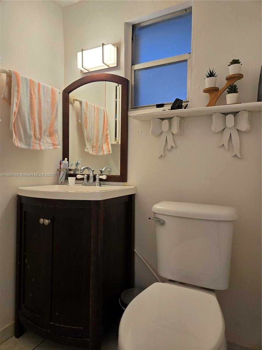 Small Image of 990 EAST 2ND ST, Hialeah Number 13