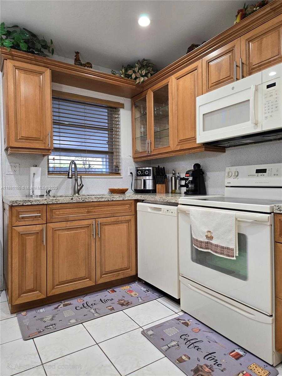 Small Image of 990 EAST 2ND ST, Hialeah Number 8