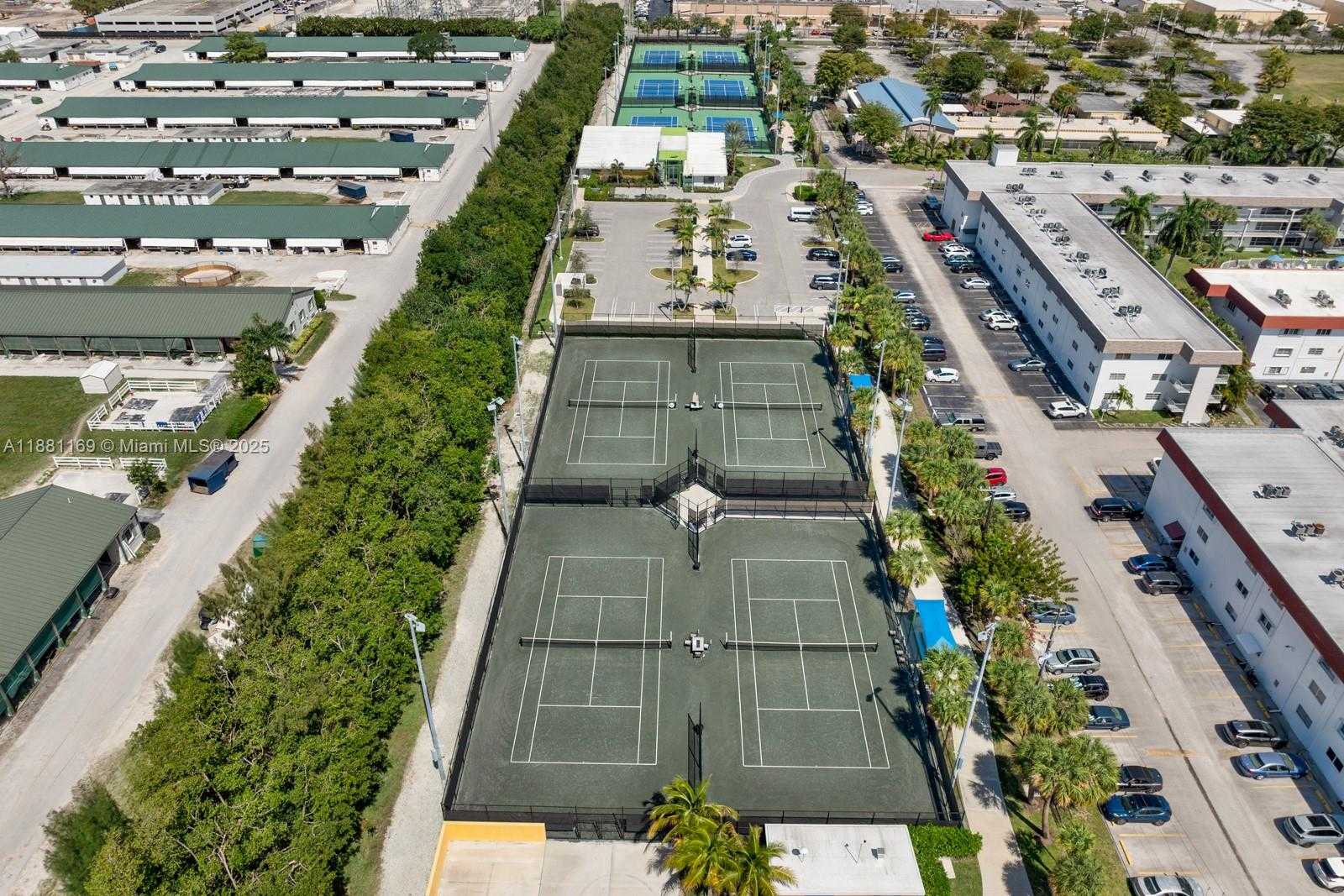 Small Image of 496 HOLIDAY DR, Hallandale Beach Number 13