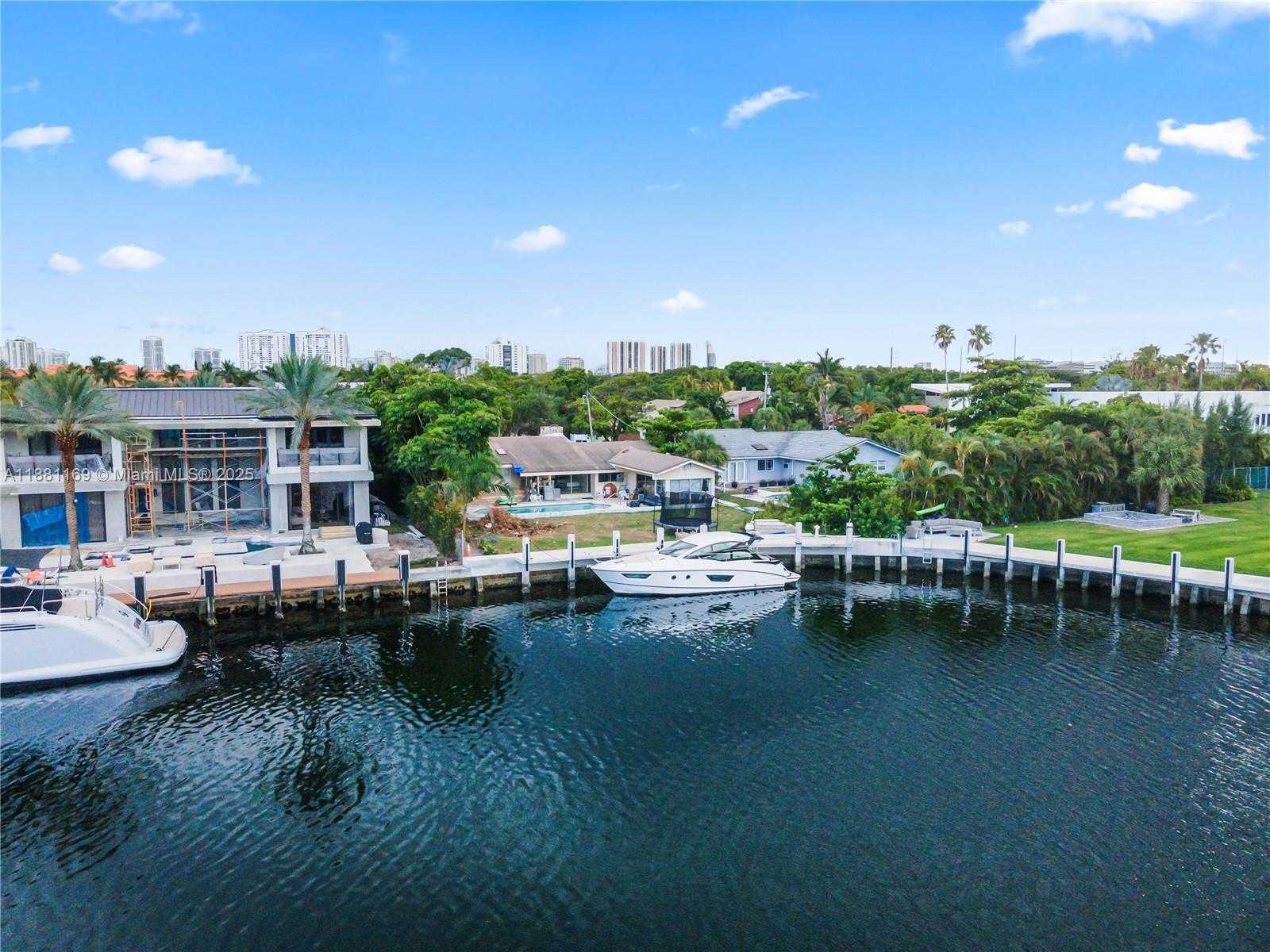 Small Image of 496 HOLIDAY DR, Hallandale Beach Number 5