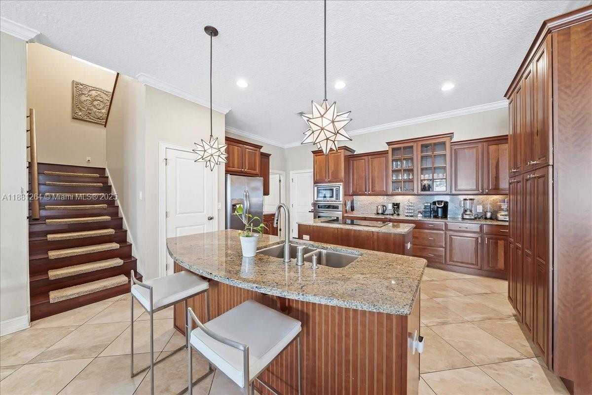 Small Image of 6340 US 1, Cocoa Number 11