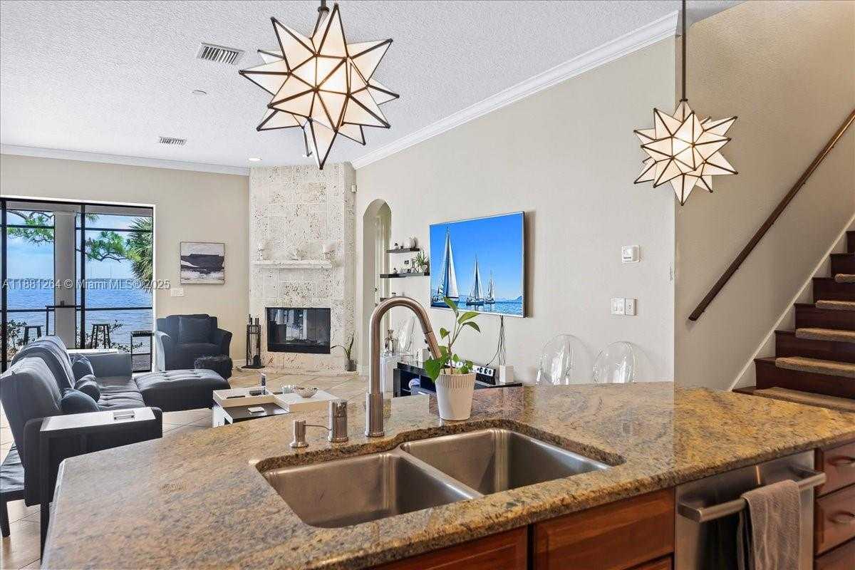 Small Image of 6340 US 1, Cocoa Number 16