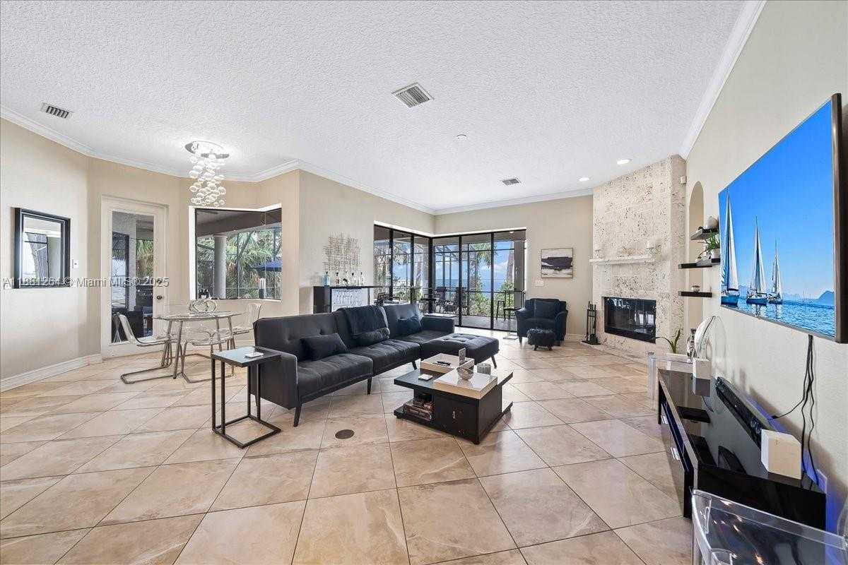 Small Image of 6340 US 1, Cocoa Number 19