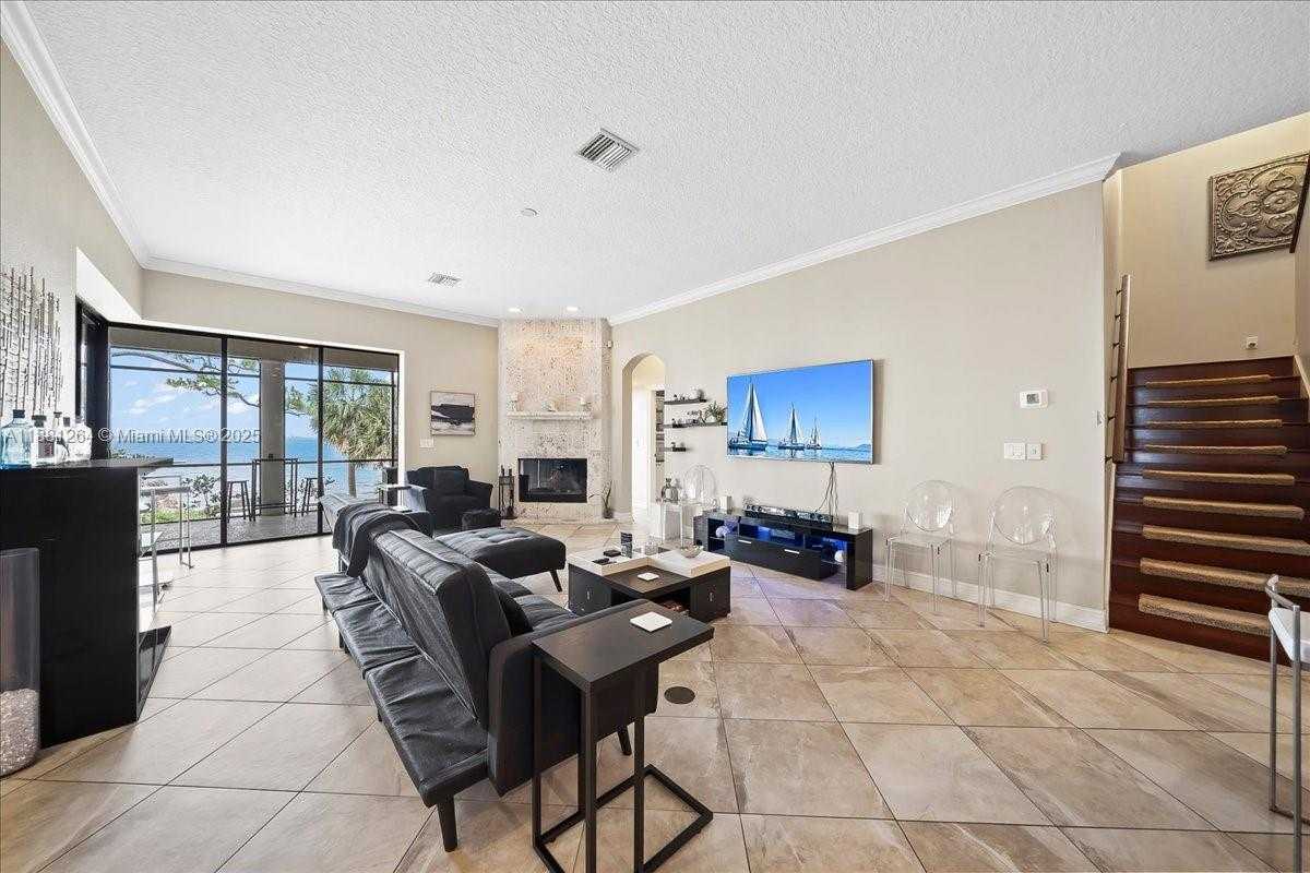 Small Image of 6340 US 1, Cocoa Number 21