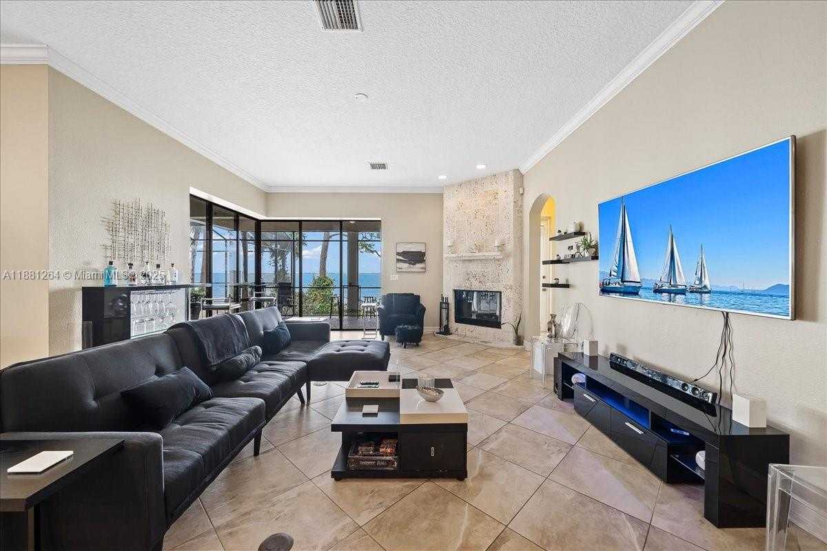 Small Image of 6340 US 1, Cocoa Number 22