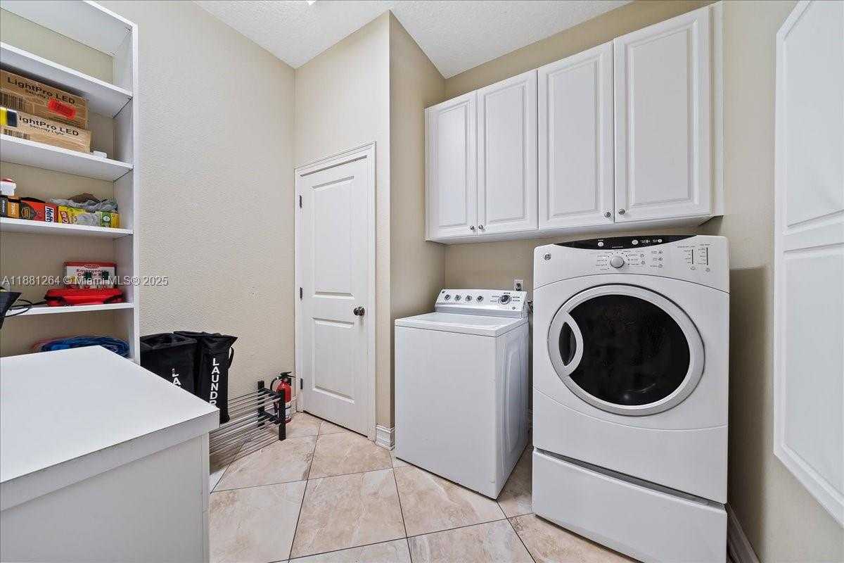 Small Image of 6340 US 1, Cocoa Number 27