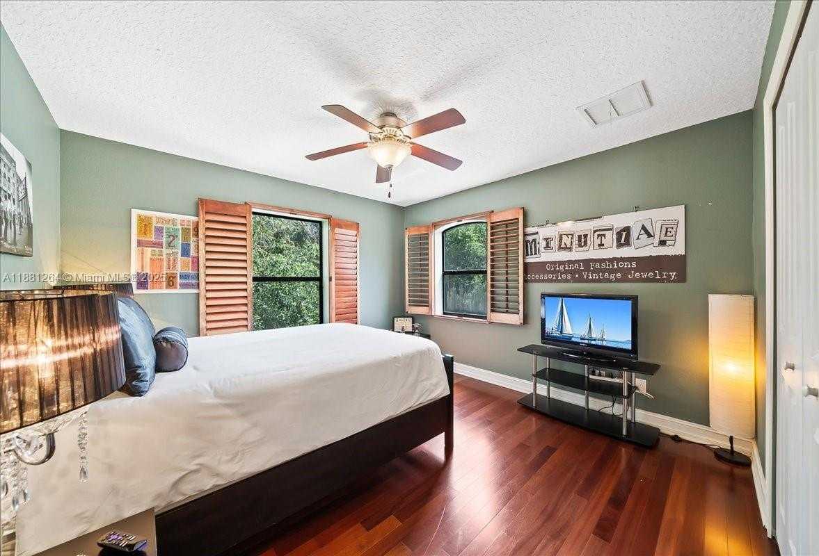 Small Image of 6340 US 1, Cocoa Number 28