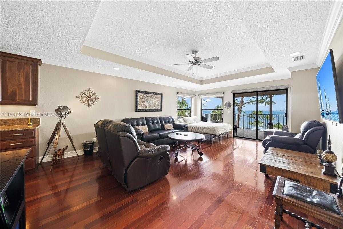 Small Image of 6340 US 1, Cocoa Number 31