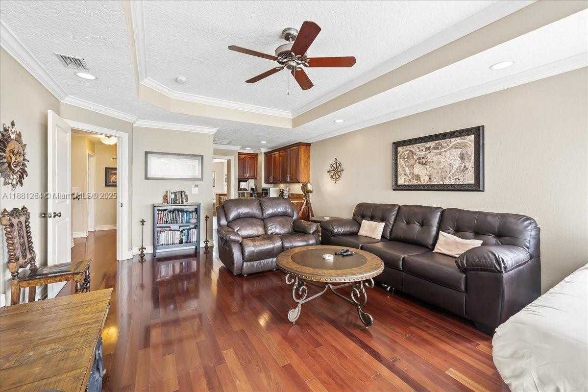 Small Image of 6340 US 1, Cocoa Number 32