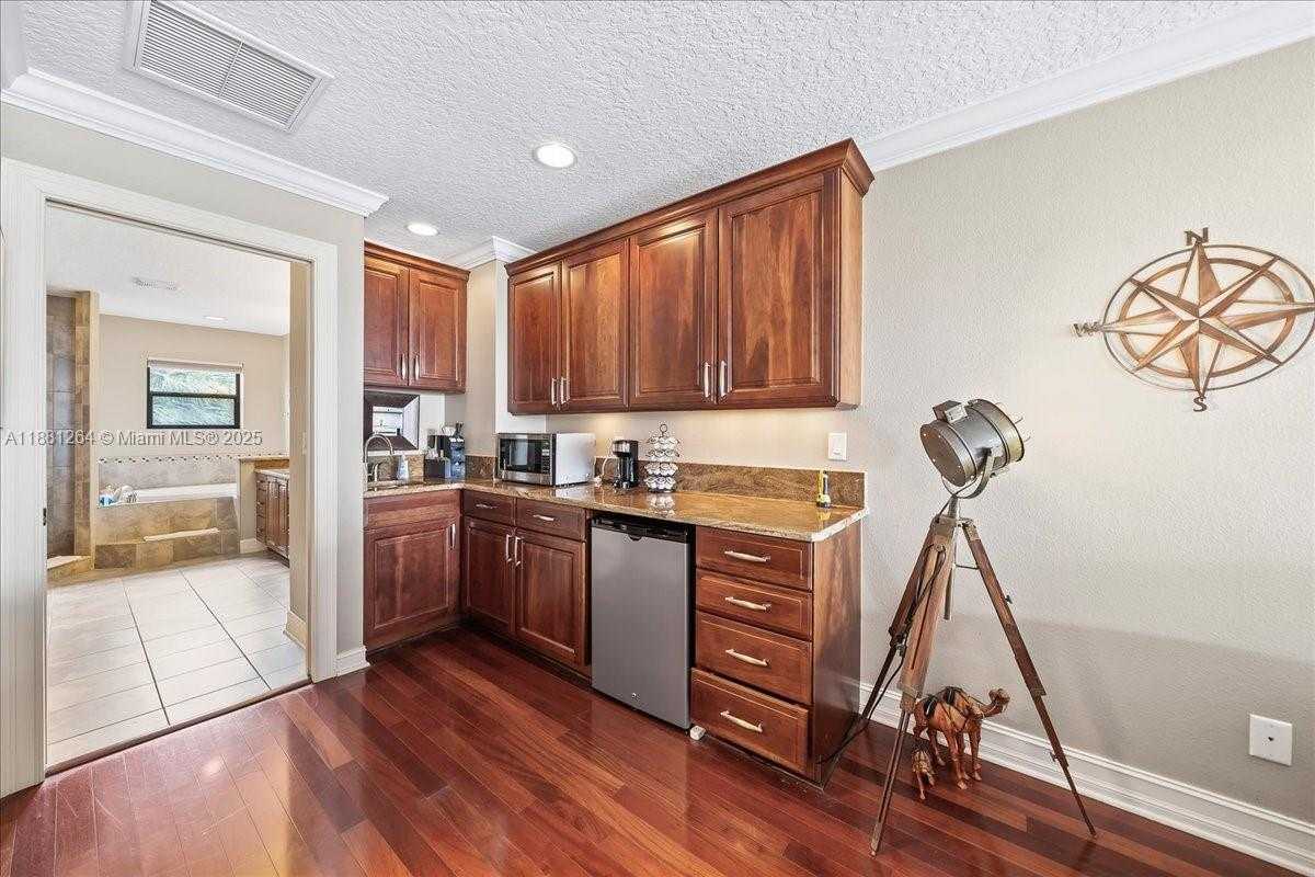 Small Image of 6340 US 1, Cocoa Number 33