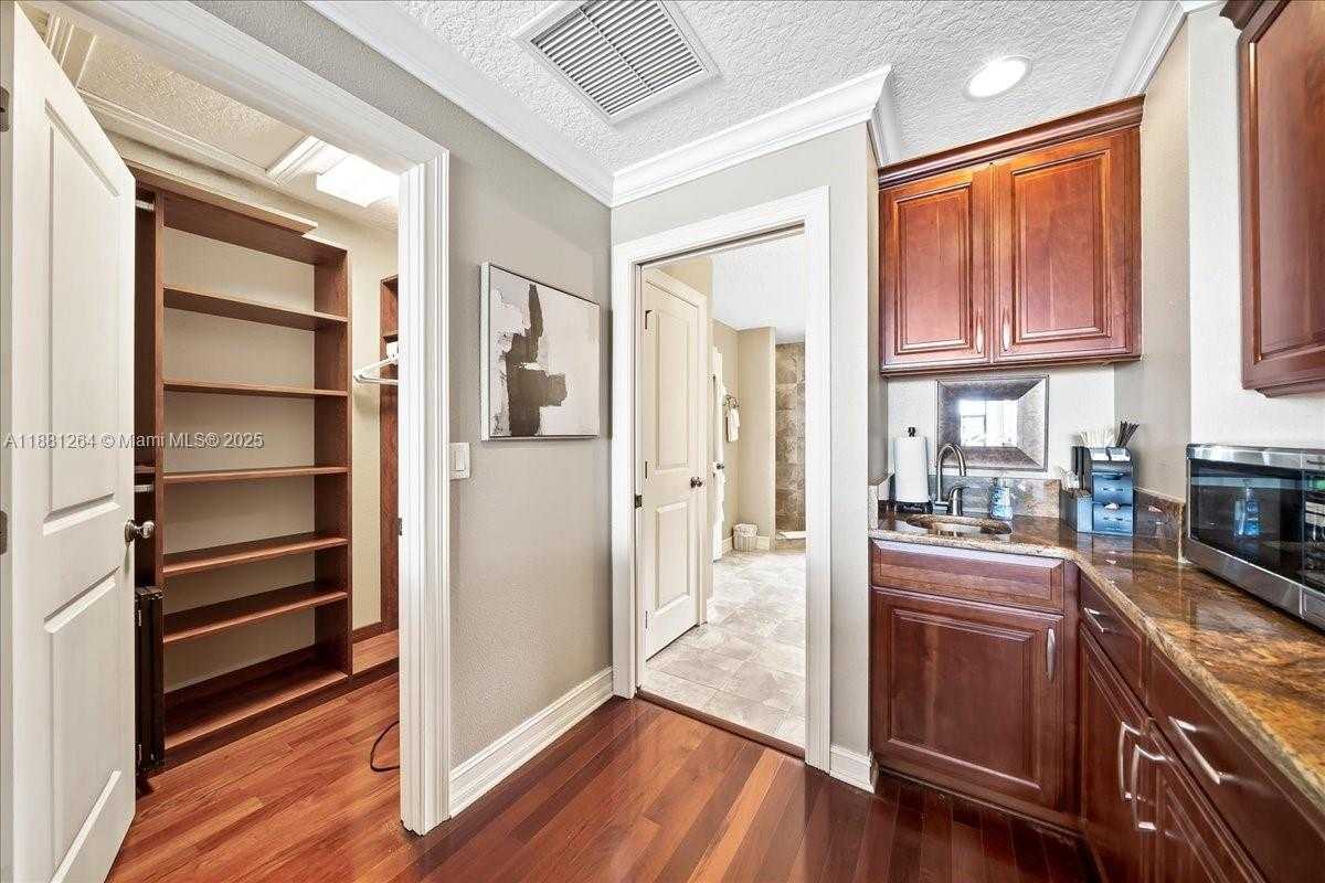 Small Image of 6340 US 1, Cocoa Number 34