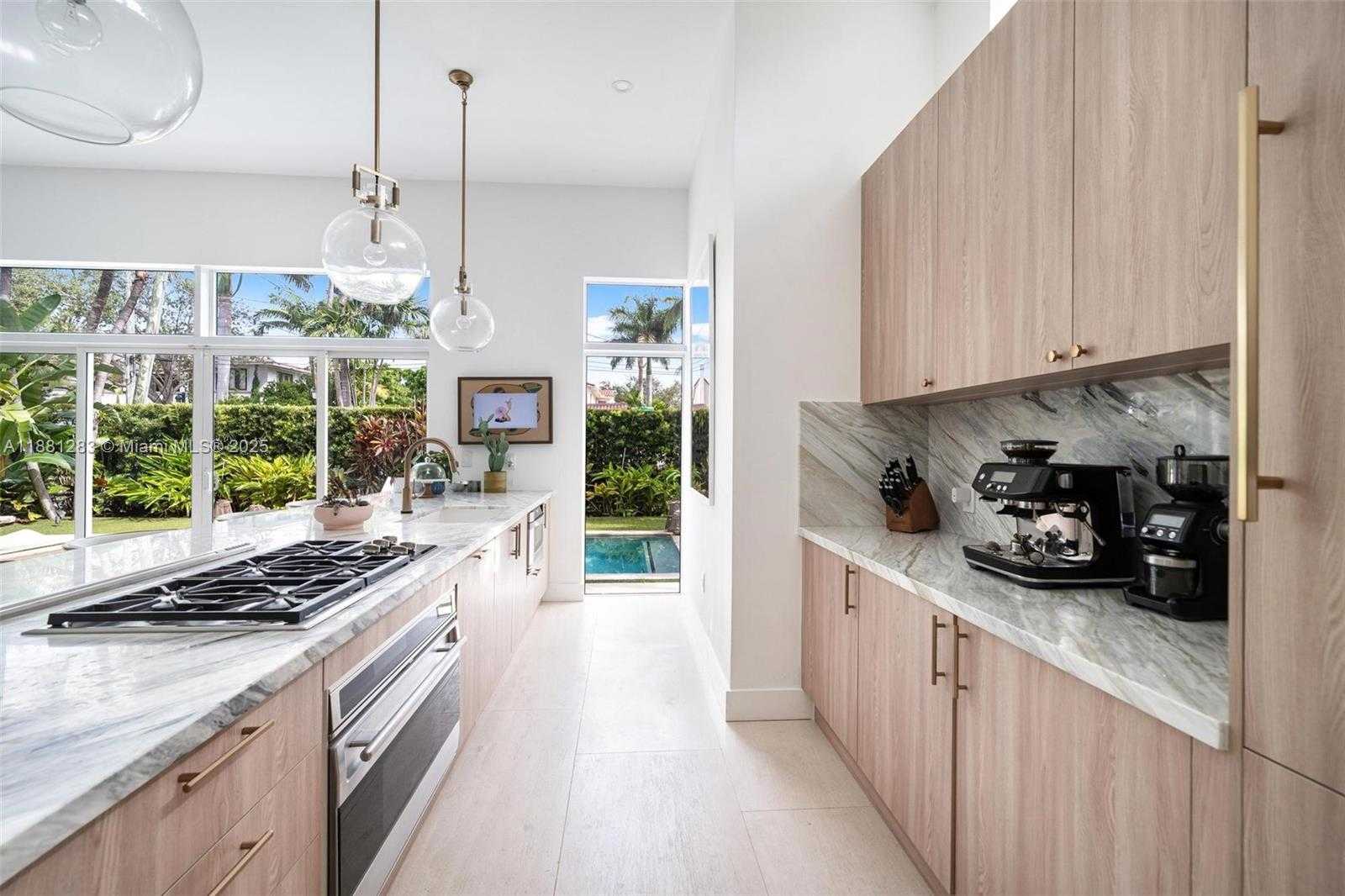 Small Image of 520 EAST DILIDO DR, Miami Beach Number 10