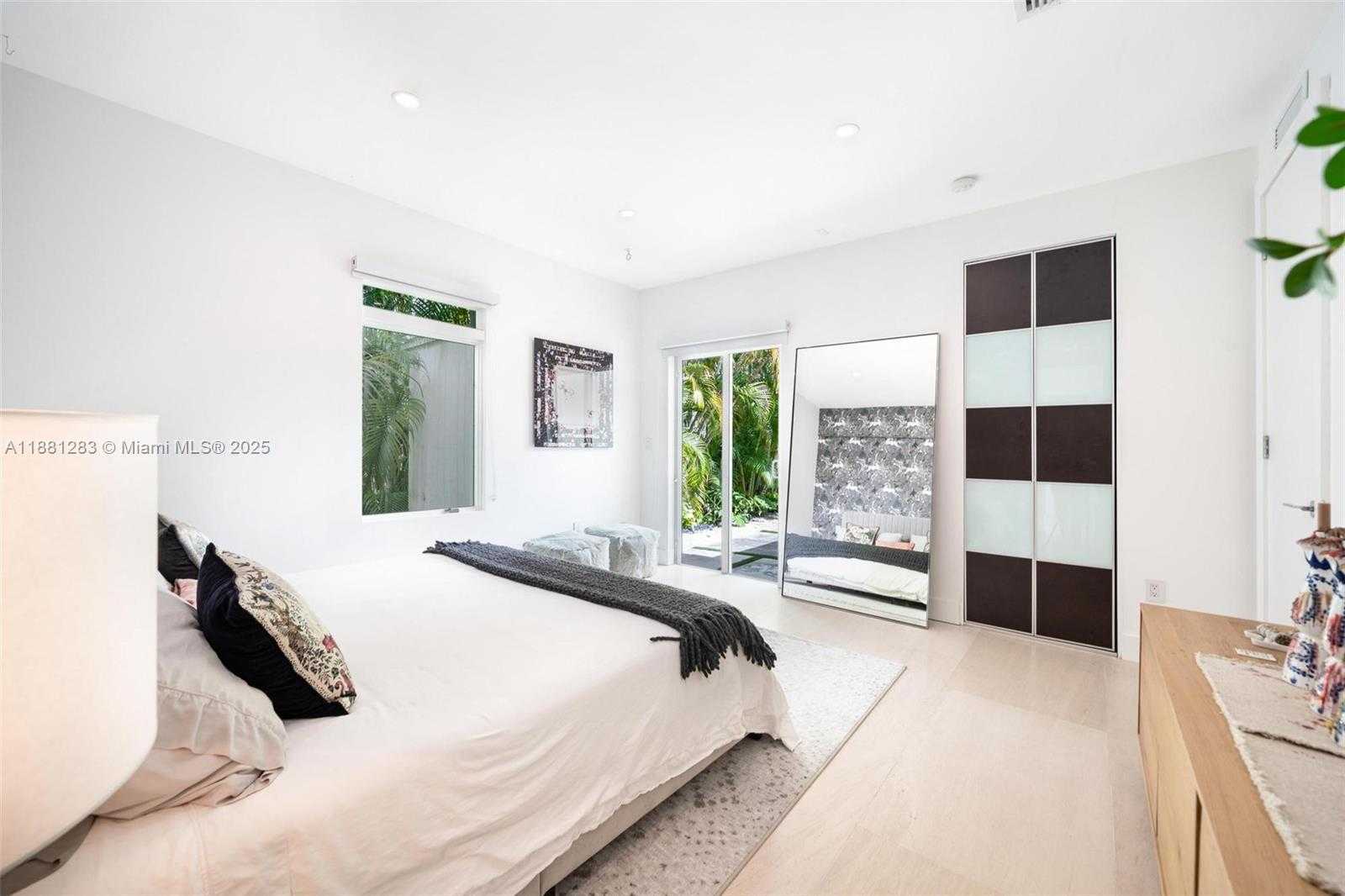 Small Image of 520 EAST DILIDO DR, Miami Beach Number 18